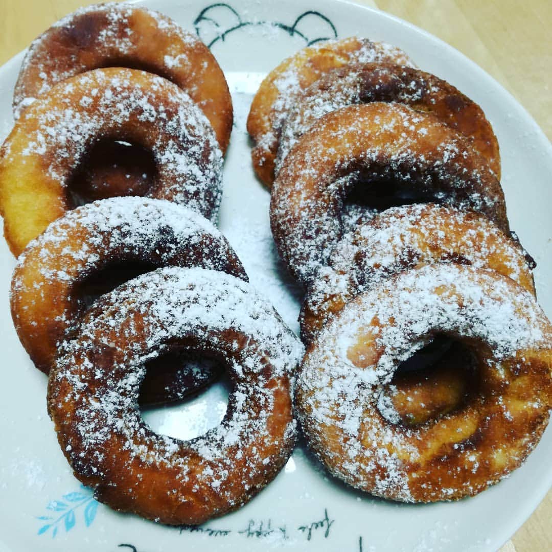 のインスタグラム：「今日のおやつ。ドーナツ簡単だけど揚げたてはほんと美味しい。 #手作りおやつ　#ドーナツ作り　#3時のおやつ」