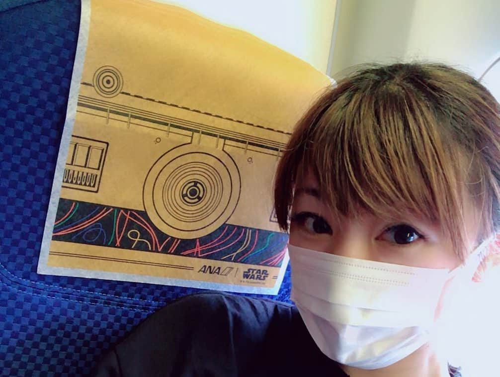 矢代梢さんのインスタグラム写真 - (矢代梢Instagram)「スターウォーズだぁ🥺✨✨ BGMもスターウォーズ なんかアトラクション感がハンパない👏✨✨ スターツアーズか？ってなってる🤭 さ、東京帰りまーす🤗🤗 #スターウォーズ #飛行機 #アトラクション感 #テンション上がってきました #東京帰ります #✈️」5月19日 15時59分 - kozue_yashiro