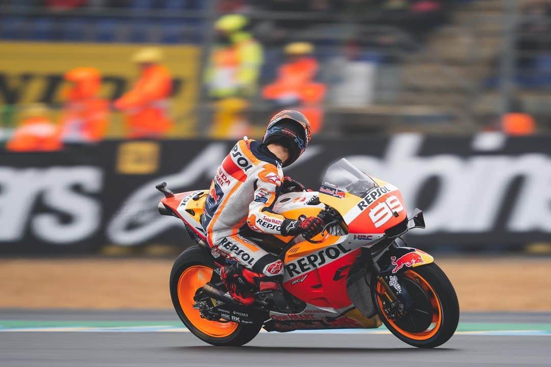 レプソル・ホンダのインスタグラム：「No looking back today. It’s race day ✊💨 ⠀⠀⠀⠀⠀⠀⠀⠀⠀ #FrenchGP #25RepsolHonda #Repsol #MotoGP #Honda #Racing #RepsolHonda #HRC #RC213V #JL99 #JorgeLorenzo #JL99😈 #ThePowerOfDreams #Motorcycle #France #LeMans」