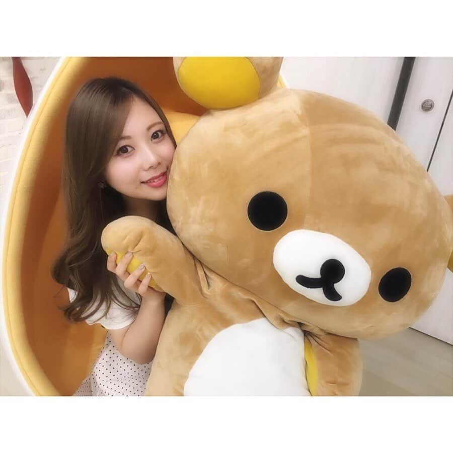 西村季里子のインスタグラム：「・ 🐻🎀🐻 スタジオにいたおっきいリラックマ⭐️ こんなおっきいぬいぐるみ いつかはうちにもほしい🧸💗 このぐでっとしてる感、たまらん。 #リラックマ#🐻#ぬいぐるみ#🧸 #スタジオ#撮影#kawaii#空間#オシャレ #follow#followme」