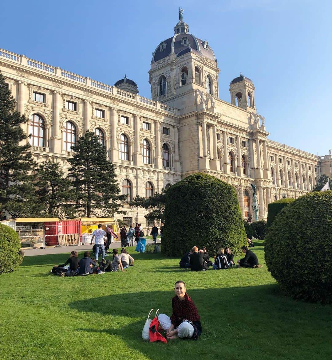 桐島かれんさんのインスタグラム写真 - (桐島かれんInstagram)「1万6000歩も歩いて、もうヘトヘトです。美術史博物館前の芝生の上で一休み。#ウィーン #美術史博物館」5月19日 16時11分 - houseoflotuskaren