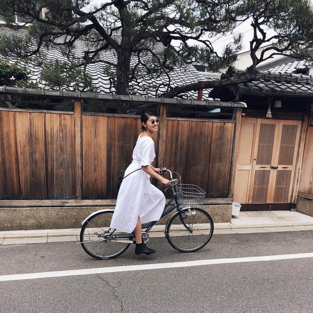 瀬畑茉有子さんのインスタグラム写真 - (瀬畑茉有子Instagram)「京都旅行でママチャリ🚲の良さを知ってから、ずっとママチャリが欲しい。 というか探してます。 出来るだけ古い感じのタイプが良い👀 . . #cycling #kyototrip #streetphotography #ootd #bicycle #sundaymood .」5月19日 16時12分 - sehatamayuko