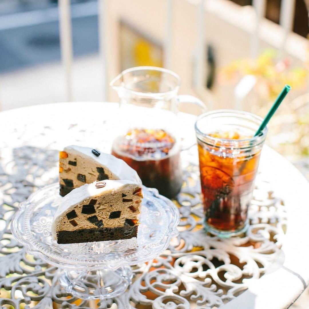 スターバックス JPさんのインスタグラム写真 - (スターバックス JPInstagram)「☕️💙﻿ ふんわり、ぷるぷる、しっとり😋﻿ いろんな食感や風味が合わさった #珈琲ゼリーケーキは、水出し珈琲と相性ぴったり💫💕﻿ ﻿ 初夏の爽やかなひとときに🌿 ﻿ ﻿ #スタアバックス珈琲 #水出し珈琲 #ColdbrewCoffee #スターバックス」5月19日 16時14分 - starbucks_j