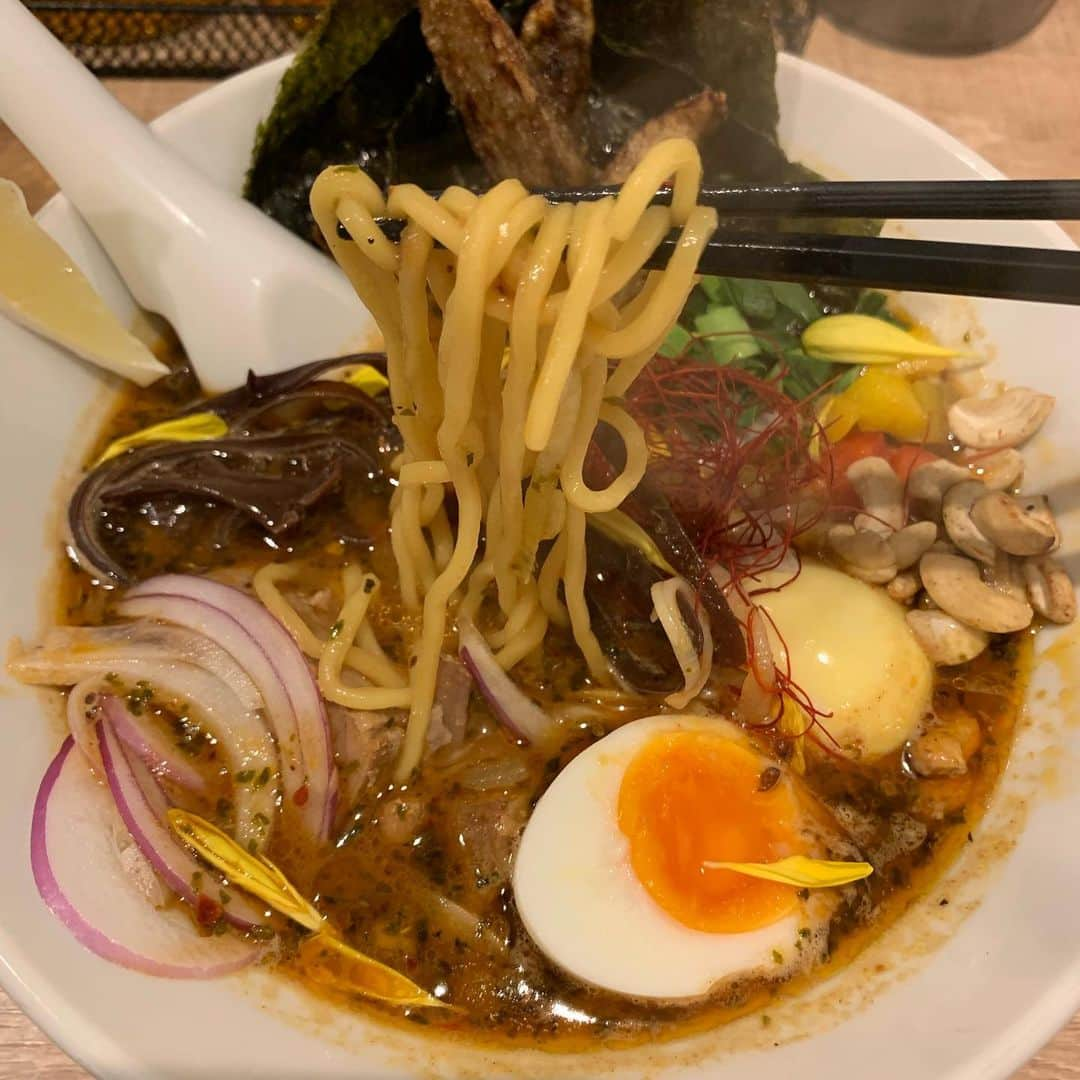 卯渚さやかさんのインスタグラム写真 - (卯渚さやかInstagram)「点と線(下北沢) ラーメンの賞を獲得していた。 ラーメンだけどカレー。カレーだけどラーメン。 パプリカとかナッツとか 歯ごたえも楽しいし、レモンの味変もいいなって思う。 #カレー報告 #うなおすすめごはん #カレー伝導師 #下北沢カレー #うなぎひまわり #カレーラーメン #Curry #curryrahmen」5月19日 16時18分 - unapiiiiiii