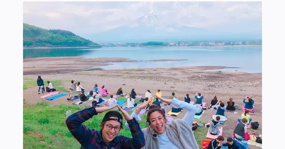 野沢和香さんのインスタグラム写真 - (野沢和香Instagram)「@sekaiisanyoga  今朝は🗻河口湖のほとりで絶景の朝ヨガ🧘‍♀️! 雲り予報からの〜皆様の晴れpowerのおかげで富士山が見れた🗻🤩⤴︎ 清々しい空気の中、絶景の河口湖は最高でした！  早朝5時半のクラスにかかわらず、沢山の方が参加くださって感謝感謝です😭🙏 皆様ありがとうございました✨🙏^_^  @yasuhiro810 谷戸先生が遊びに来てくれて 😆👯 #富士山ポーズ ‍⤴︎」5月19日 16時19分 - wakanozawa