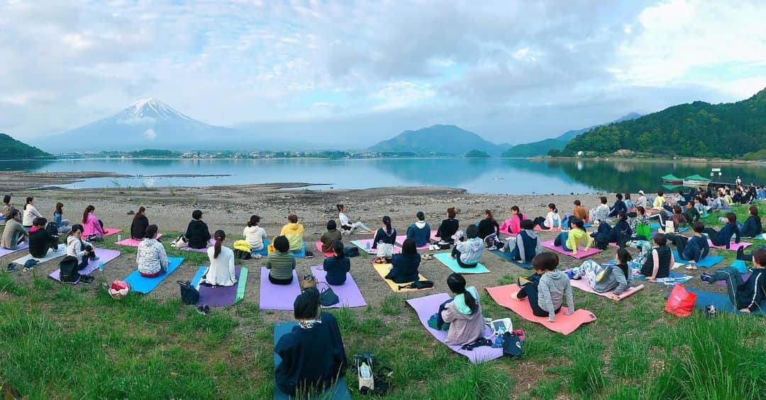 野沢和香さんのインスタグラム写真 - (野沢和香Instagram)「@sekaiisanyoga  今朝は🗻河口湖のほとりで絶景の朝ヨガ🧘‍♀️! 雲り予報からの〜皆様の晴れpowerのおかげで富士山が見れた🗻🤩⤴︎ 清々しい空気の中、絶景の河口湖は最高でした！  早朝5時半のクラスにかかわらず、沢山の方が参加くださって感謝感謝です😭🙏 皆様ありがとうございました✨🙏^_^  @yasuhiro810 谷戸先生が遊びに来てくれて 😆👯 #富士山ポーズ ‍⤴︎」5月19日 16時19分 - wakanozawa