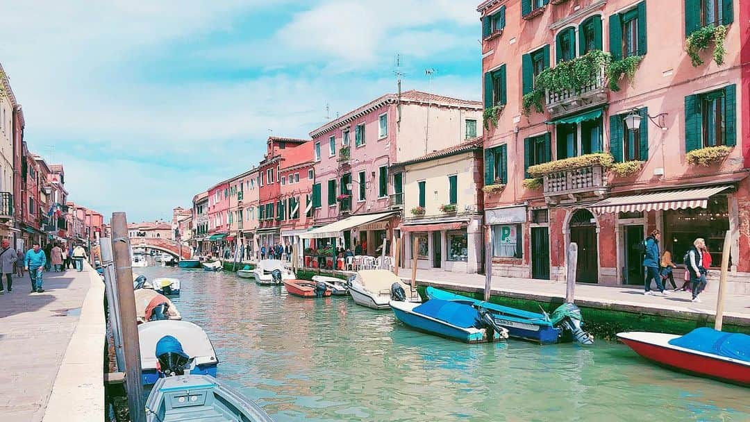 相知明日香さんのインスタグラム写真 - (相知明日香Instagram)「🇮🇹 | Venice | ITALY ヴェネツィア本島から船に乗ってムラーノ島へ🛥 ヴェネツィアは、118の島から成り立ってる都市で ムラーノ島はヴェネツィアングラスの産地だそうです❣️ わたしもしっかりお買い物🥳 ブレスレットは船旅で早速愛用😏 もうひとつは 事務所の社長をイメージして選びました👸🏼✨ #あすかの旅スタinITALY #あすかの旅スタinSunPrincess #JTBSUNPRINCESSWORLDCRUISE2019 #SunPrincess #WorldCruise #Cruise #JTB #Venice#Venezia#Murano#ITALY#ITALIA#Travel#Traveler#Violinist#Artist#love#happy#相知明日香#旅するヴァイオリニスト#旅#旅行#ヴァイオリン#音楽#イタリア#ヴェネツィア#🇮🇹#ムラーノ島」5月19日 16時23分 - asukalohappy