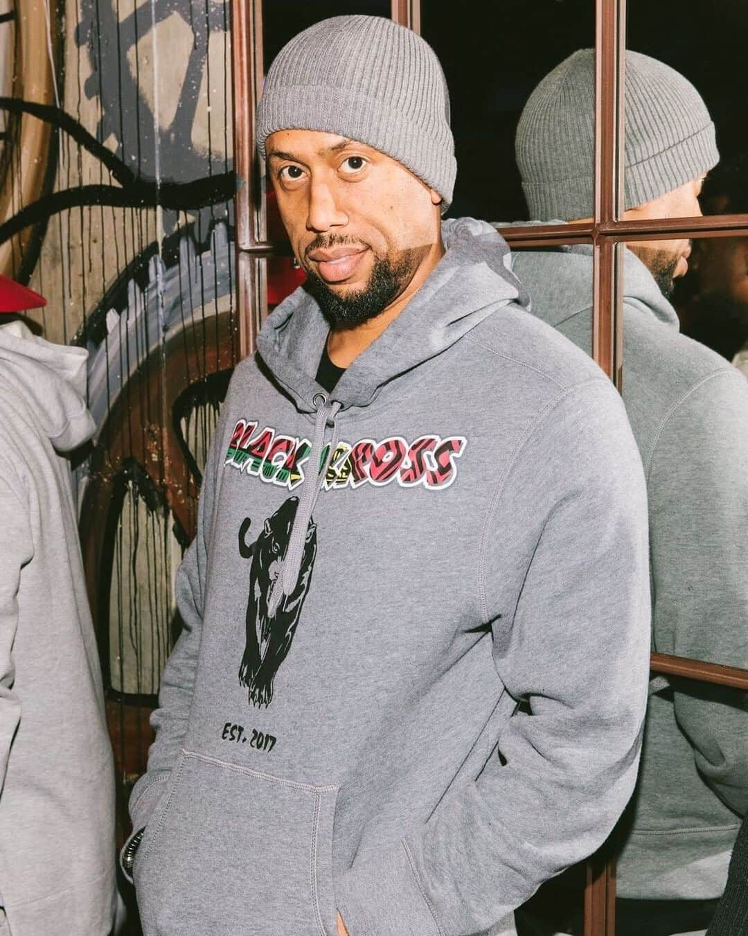 アフィオン・クロケットさんのインスタグラム写真 - (アフィオン・クロケットInstagram)「I always got my back 🙌🏽🙏🏽✊🏽 . . #affioncrockett #photoshoot #life #love #happiness #smile #selflove 📸 @jenjphoto 🙏🏽 @blackkrossclothing」5月19日 16時36分 - affioncrockett