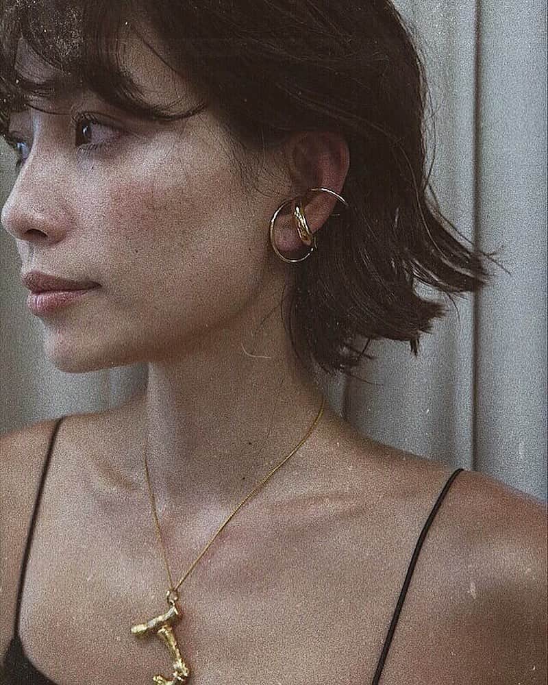 JUNNAのインスタグラム：「切りっぱなしボブはいつもの 表参道ヒルズ裏の @surface_hair ✂︎ ・ ・  担当は @nao_1117 君  いつも オシャレなカラーヘアの  癒し系 @surface.yuuka ちゃん❤️ 楽しい時間をありがとう🙏✨ ・ ・ ・ イヤーカフは @diezsaskia ・ ・ ・ サロン詳細はLINE BLOGにUPしています😉 #etretokyo #イヤーカフ#表参道 #大人ボブ #カジュアルコーデ #大人カジュアル #ヘアサロン#サロン #ルミネ #新宿ルミネ #カジュアルファッション #ルクア #高島屋 #タカシマヤ #diezsaskia #ワントーンコーデ  #マキシワンピース #サスキアディツ #ボブヘアー#ボブアレンジ #ボブ#ボブヘアアレンジ#ベージュコーデ #ベージュカラー」
