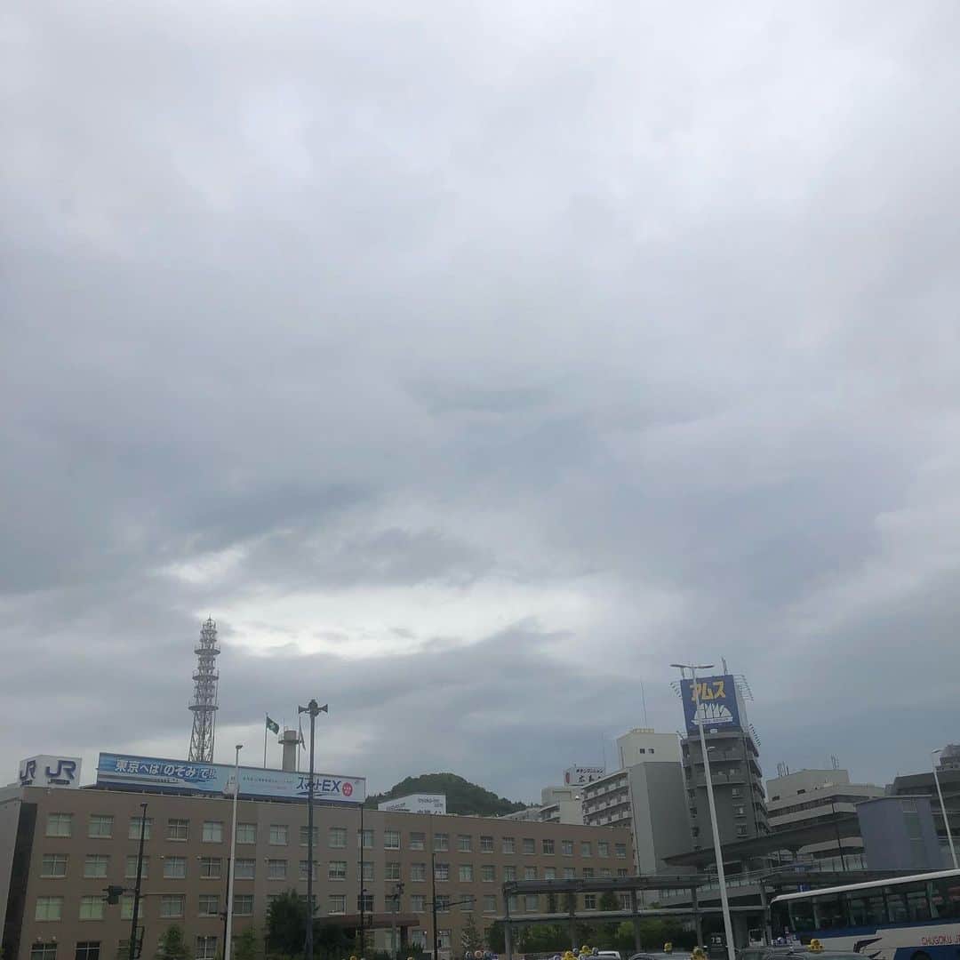 ナポリのインスタグラム：「今日の空 #空 #雲 #広島 #あいにくの曇り空」