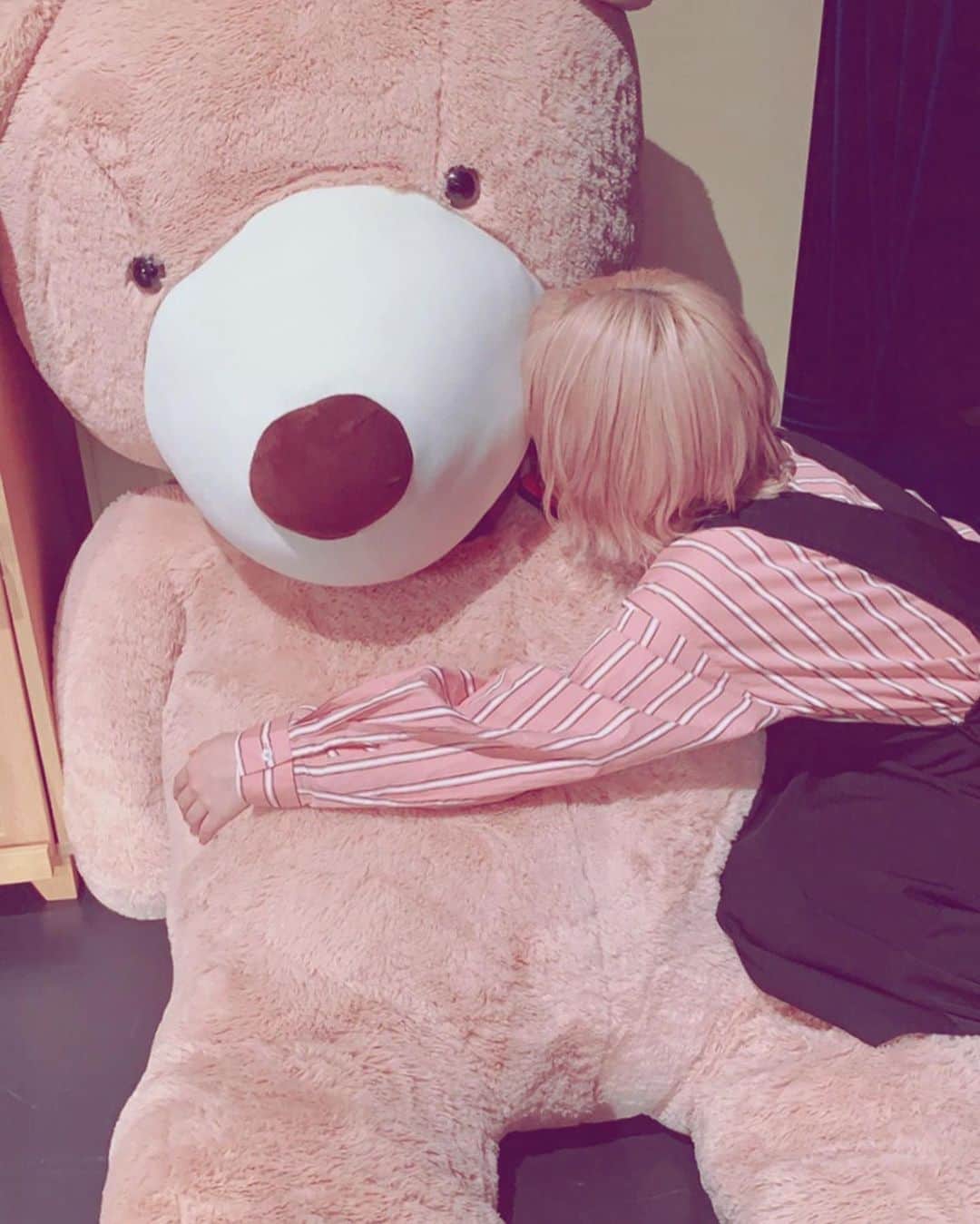 吉田有里のインスタグラム：「#ゆゆらじ パンフレットとモバイルチャージャーの 通販が届きました！というお声を伺いました… 皆さま本当にありがとうございます。 パンフレット読んでくださった皆様、いかがだったでしょうか… パーソナリテイが言うのもあれなのですが、最強で最高の出来栄えです。 モバイルチャージャーも、ゆゆらじらしくて最高です。 ゆゆらじグッズは最初から最後までずっと、ずっと可愛くて素晴らしかったなぁ。 とてもとても、ありがたかったです。 (イベントもまだタイムシフト視聴できるようなので、よければぜひ。) #ゆゆらじ」