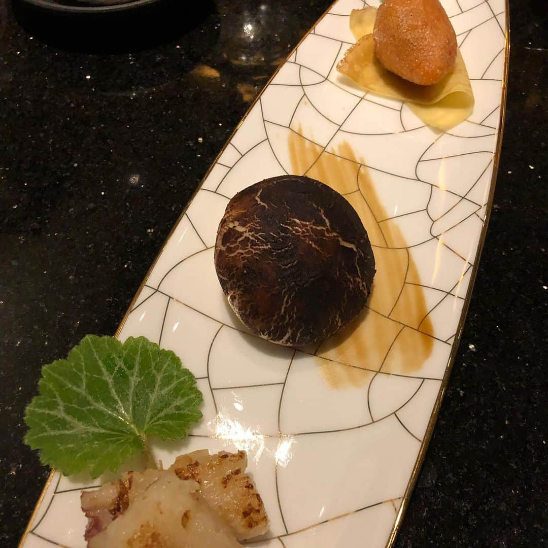 甘糟記子さんのインスタグラム写真 - (甘糟記子Instagram)「昨日のお弁当( ^ω^ )  土曜日も学校なので週6弁当（涙）  前日の夕飯に蒸し鶏を作ったので、蒸し鶏とネギのパスタ！あとは味玉と、ウィンナーと、キャロットサラダと、トマトと、茹でインゲン！  蒸し鶏とネギのパスタは、サラダ油でニンニクを炒めてネギを入れ、しんなりしたら塩と少し味覇を入れます。で仕上げにごま油を香り付けに！ 面が茹で上がったら少し茹で汁と一緒に合わせて上からゴマをふりふり。 美味しいのだ〜(๑˃̵ᴗ˂̵) 2枚目はスタイリストのたかみかから届いたコンビーフ！ コンビーフが缶に入ってない（笑）！ うちは亡くなった父が良くコンビーフを食べてたので、なんだか懐かしくて嬉しかったです( ^ω^ ) いつも美味しいものありがとう！  そして息子殿が帰宅してから実家へ！  フクちゃんと遊ぶと張り切ってた姫は、勢いの良すぎるフクちゃんが安全地帯の柵も乗り越えてきてしまったので結局ビビって泣いて終わり（笑） 大きくなると柵とか色んなものが意味なくなってくる（笑） どうなるフク？！ でもって帰宅後は、私はバスケ部時代の先輩と後輩と3人でウェスティンホテルの中華へ(๑˃̵ᴗ˂̵) 先輩のお陰で美味しいものをたんまりいただけました(≧∀≦) 懐かしい話も沢山して(o^^o)  モリモリな土曜日でした☆*:.｡. o(≧▽≦)o .｡.:*☆ #甘糟ご飯#ご飯#昼ごはん#ランチ#ランチボックス#弁当#曲げわっぱ#わっぱ弁当 #蒸し鶏#コンビーフ#息子殿姫#息子殿#姫#ウェスティンホテル#中華#美味しかった#週末」5月19日 16時54分 - norihey924