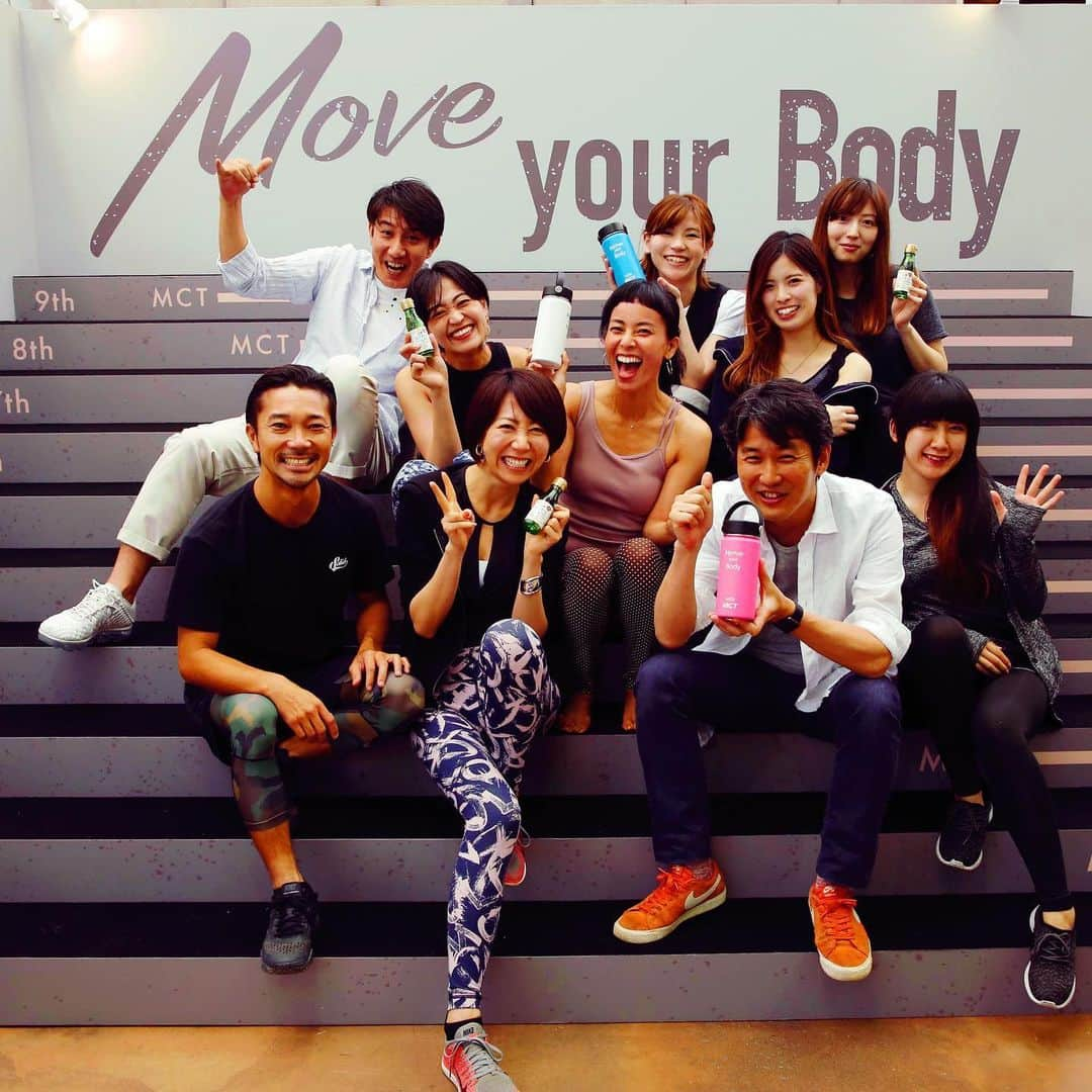 渋木さやかさんのインスタグラム写真 - (渋木さやかInstagram)「YoloGYM  昨日と今日でEventやってます. YogaClassも３つ、miniWorkShopは２つやらせて頂いてます。WSはもはや漫談してる感じですけど、 楽しくやってます♡幸せ♡ ・ ・ すれ違うインストラクターのお友達や生徒さんが 動画や写真を撮ってくれて、嬉しい♡  みんな優しいよね、心遣いが好き. ・ ・ miniWSの内容は… 「相手が喜ぶ言葉選びのコツ」 ・ 「理想の自分を本気で見つけるコツ」 ・ ・ ヨガの考えを通して、 生活が少し豊かになれるような思考を身につけます。 実際にノートに書き出して、 語源化する実践的なワークショップ。 ・ ・ もっとこんな感じのどんどんやってきたいなぁ。 ・ ・ #yologym#yologym2019#yoga #mctオイル の方たちめちゃ楽しくていい方ばっかり！ ミッドタウンでmctoilのEventでも ヨガクラスをしたご縁ありました. oilあれから毎日飲んでます♡」5月19日 16時46分 - yoga_citta