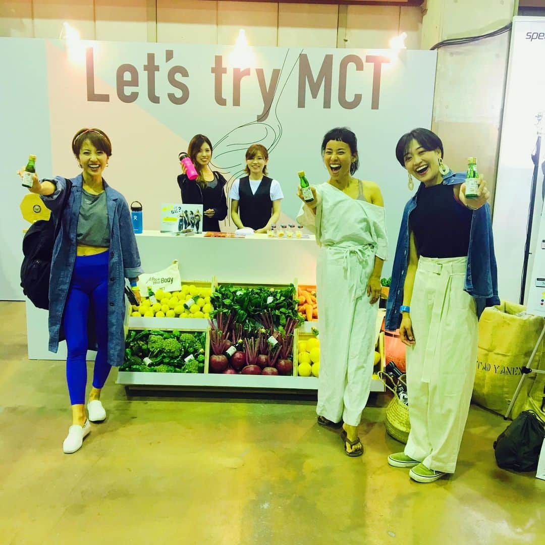 渋木さやかさんのインスタグラム写真 - (渋木さやかInstagram)「YoloGYM  昨日と今日でEventやってます. YogaClassも３つ、miniWorkShopは２つやらせて頂いてます。WSはもはや漫談してる感じですけど、 楽しくやってます♡幸せ♡ ・ ・ すれ違うインストラクターのお友達や生徒さんが 動画や写真を撮ってくれて、嬉しい♡  みんな優しいよね、心遣いが好き. ・ ・ miniWSの内容は… 「相手が喜ぶ言葉選びのコツ」 ・ 「理想の自分を本気で見つけるコツ」 ・ ・ ヨガの考えを通して、 生活が少し豊かになれるような思考を身につけます。 実際にノートに書き出して、 語源化する実践的なワークショップ。 ・ ・ もっとこんな感じのどんどんやってきたいなぁ。 ・ ・ #yologym#yologym2019#yoga #mctオイル の方たちめちゃ楽しくていい方ばっかり！ ミッドタウンでmctoilのEventでも ヨガクラスをしたご縁ありました. oilあれから毎日飲んでます♡」5月19日 16時46分 - yoga_citta