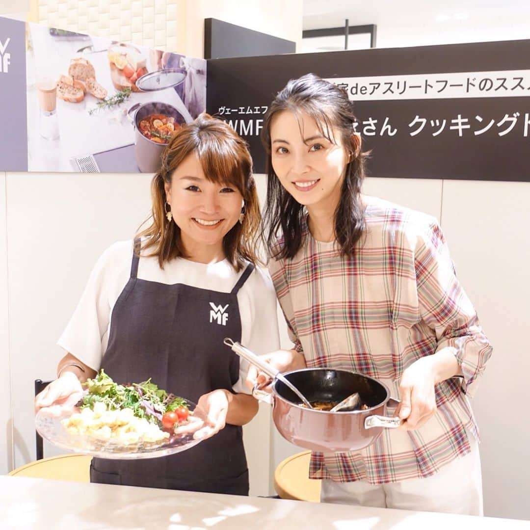 押切もえさんのインスタグラム写真 - (押切もえInstagram)「@wmf_japan クッキングトークショー。 お客様の目の前で大好きなお料理をしながら楽しくお話させていただきました❤️ WMFスタッフの皆様、うめだ阪急の皆様、お集まりいただいた皆様に心から感謝致します。 心弾むひとときをありがとうございました！ #2枚目は進行のRIBECAさんと #友達の友達だったという #ご縁が嬉しいですね #cooking #料理 #event  #アスリートフードマイスター #wmf」5月19日 16時47分 - moe_oshikiri