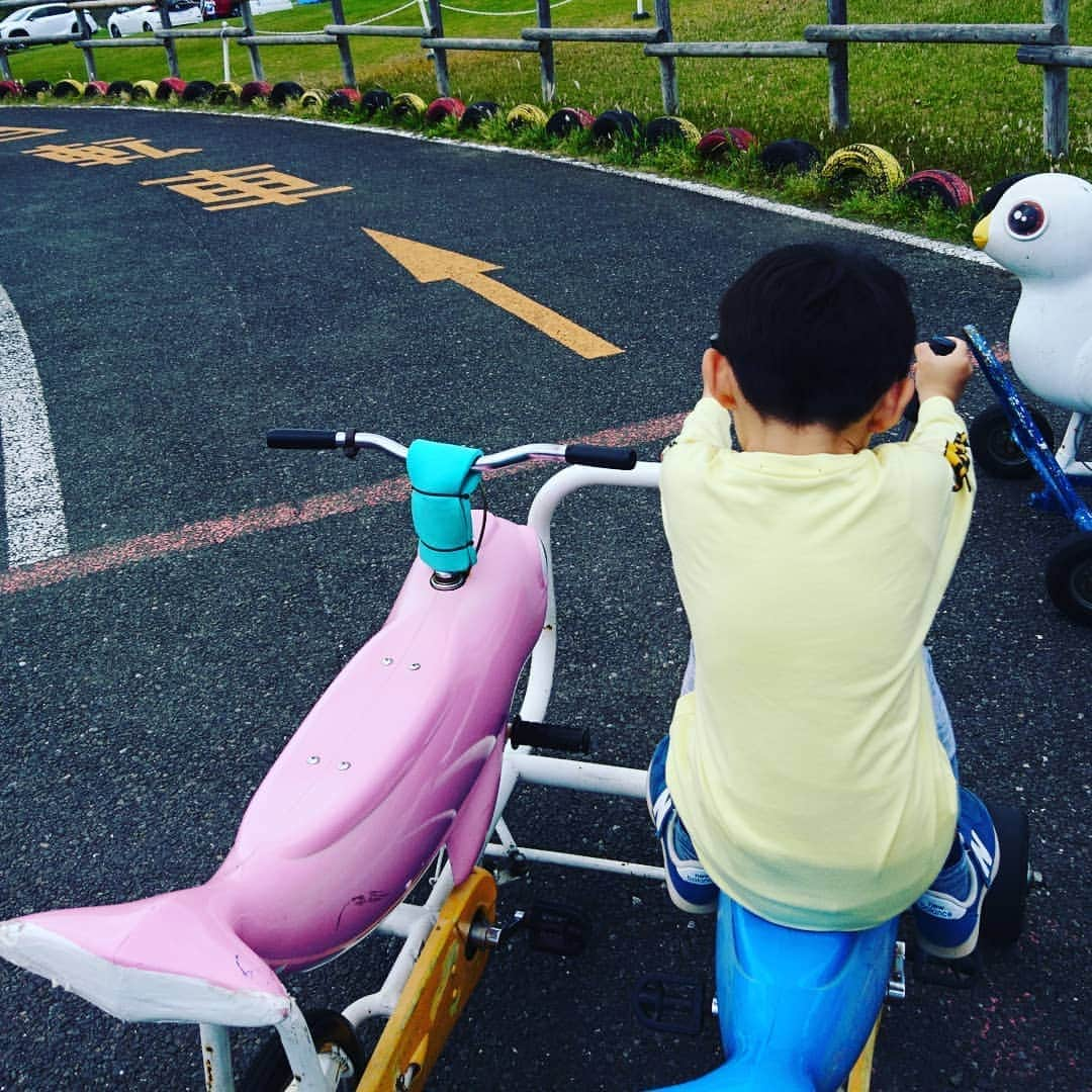 鈴木おさむさんのインスタグラム写真 - (鈴木おさむInstagram)「東京ドイツ村。二人乗り自転車。漕ぐのは父親。膝がパンパン。息子天国、父、地獄。そんな日曜日もよい！」5月19日 16時49分 - osamuchan_suzuki