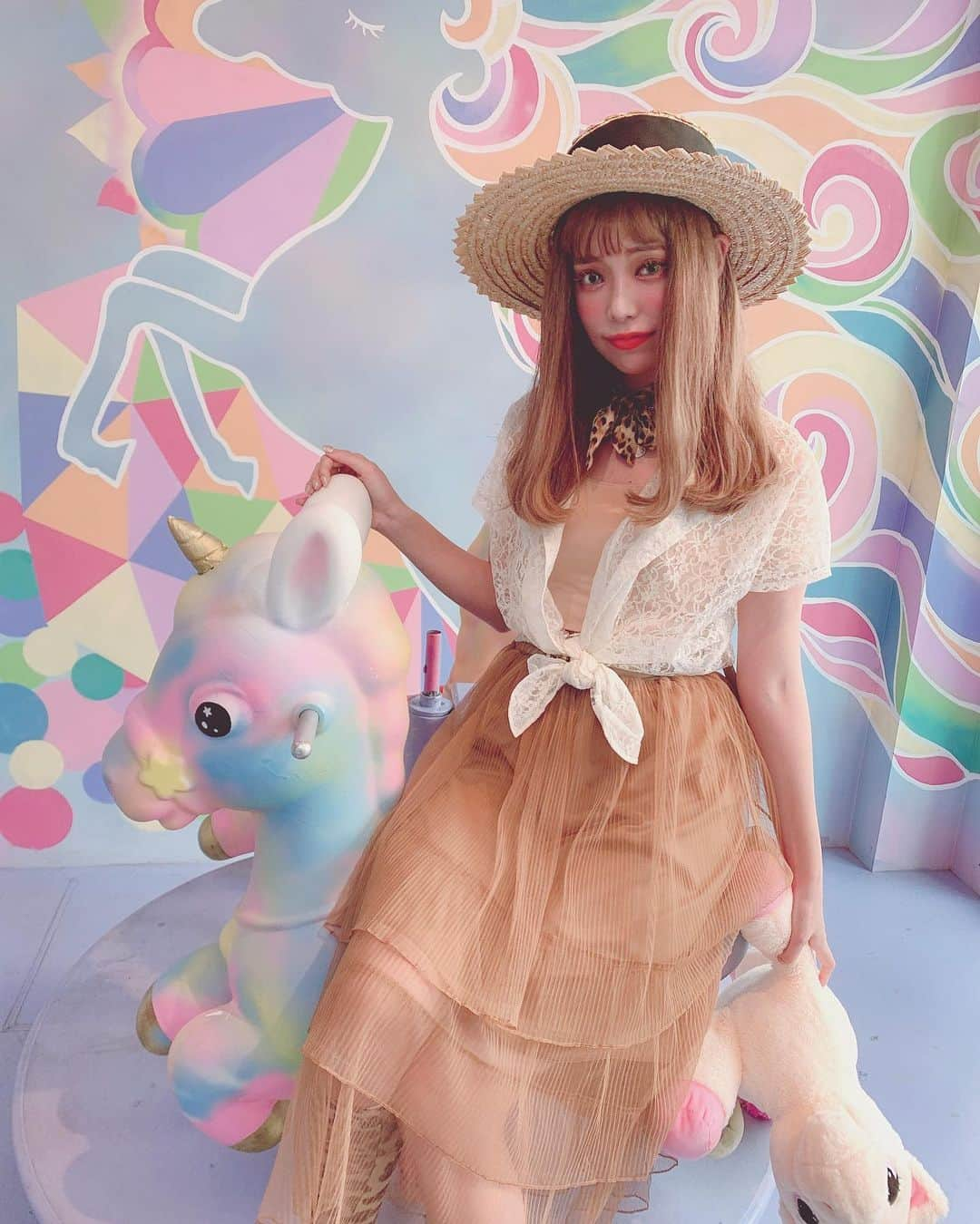 林田沙綾さんのインスタグラム写真 - (林田沙綾Instagram)「🦄 原宿にある @unicorn_land_harajuku にいってきたよ♡ わたあめの中にアイスがはいってる ゆめかわいいスウィーツ食べた🦄 ユニコーンのメリーゴーランドが夢があってすてき。 ： #ユニコーンランド #ユニコーンランド原宿 #unicornland  #原宿カフェ #ゆめかわい」5月19日 16時52分 - saaya.xoxo