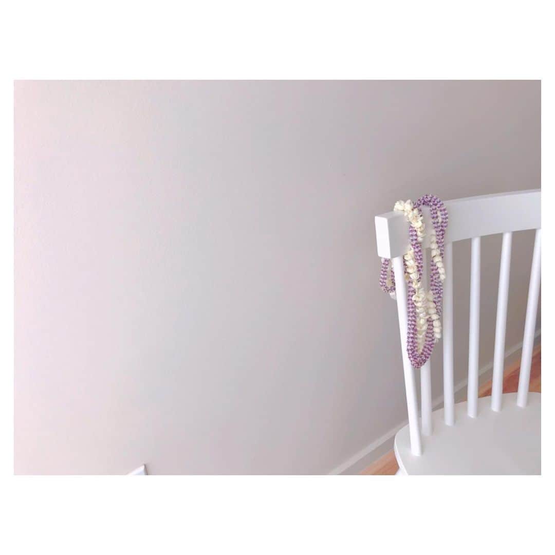 のインスタグラム：「今日はラジオ番組のインタビューをして頂きました。忙しいのは本当にありがたいこと。あと少し、頑張るのだ、れん子！ と自分で自分にいうしかない😅  撮影隊に頂いたピカケとクラウンフラワーのレイ。大笑いの日々をありがとうございます💕 . . #hawaii #oahu #honolulu #aloha #lovehawaii #luckywelivehawaii #lei #hawaiilife #travel #trip #flower #lifeisajourney #hawaiistagram #instahawaii #work #radio #ハワイ #オアフ #ホノルル #アロハ#ハワイ生活 #ハワイ暮らし #ハワイ在住 #旅 #ハワイ好き #ハワイ旅行 #仕事 #ラジオ #インタビュー」