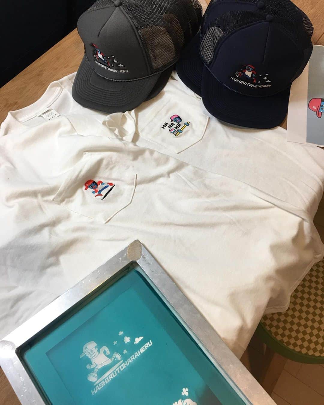 ネゴシックスのインスタグラム：「この時期風通しスースーなメッシュCAP &胸にあると便利ポケTeeに刺繍を 細かくて顔がブッ壊だけんどアジとしよう  #otto #ポケットTシャツ #メッシュキャップ  #ハミガキ#歯磨き#dentist#tooth #歯医者 #Illustrator #nego6 #negosix #イラスト #シルクスクリーン #ネゴシックス #バキバキモンスター #バキバキ似顔絵 #バキバキ商店 #bakibaki #bakibakimonster」