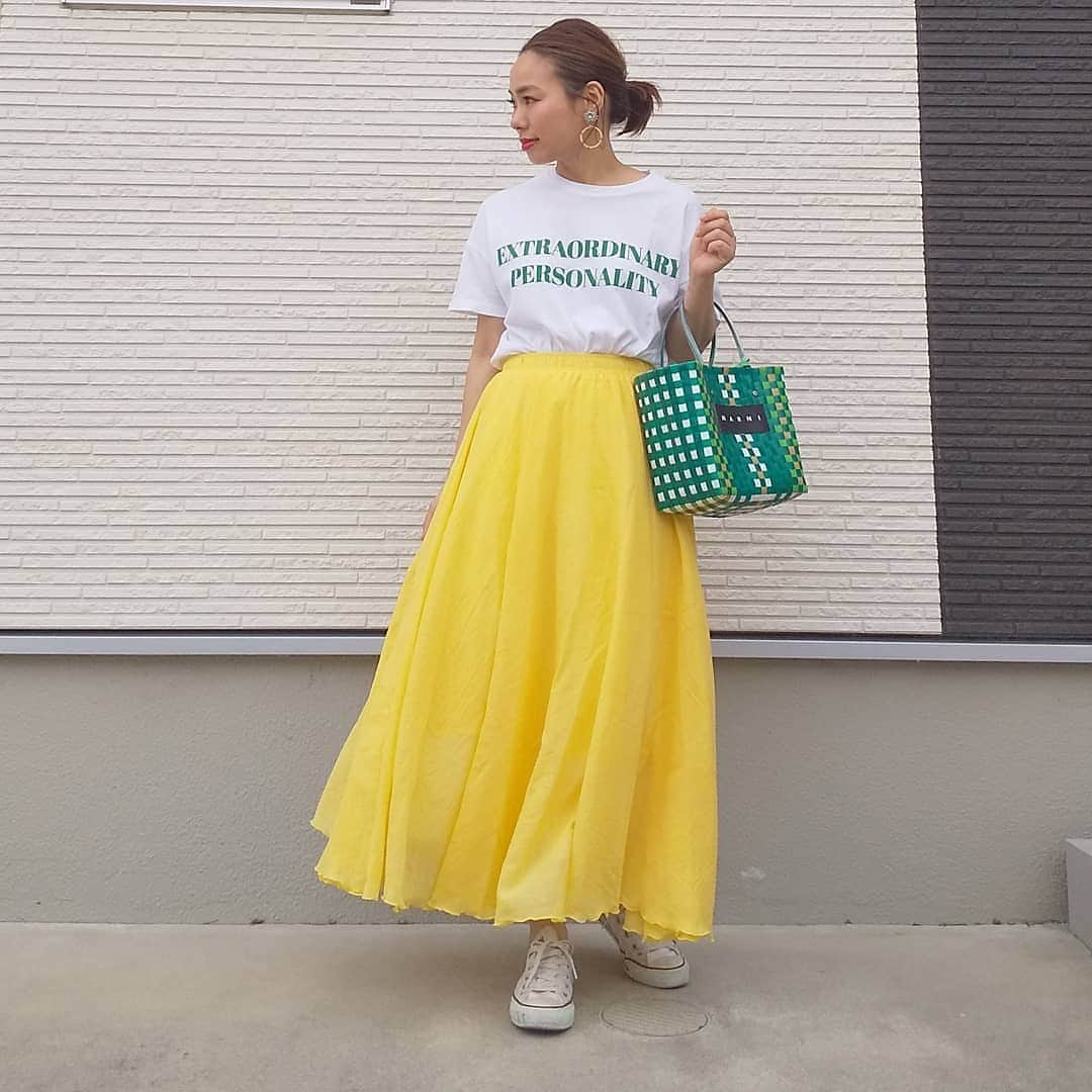 keicoさんのインスタグラム写真 - (keicoInstagram)「でーはー💚💛 ＿＿＿＿＿＿＿＿＿＿＿＿＿＿ skirt／@shes_closet さんの人気skirt👗このシリーズ本当好き😍 何色目だろ🤔 💛×💚でビタミンカラーコーデ👗 tops／#zara bag／#marni shoes／#converse ＿＿＿＿＿＿＿＿＿＿＿＿＿＿ #プチプラコーデ#locari #プチプラファッション#アラフォーコーデ #大人カジュアル#着回しコーデ #お洒落さんと繋がりたい #ママスタイル#ママコーデ#guコーデ #カジュアルコーデ#153cmコーデ#大人ファッショ #今日のコーデ#おちびコーデ#mamagirl#オトナカジュアル#コーデ#楽チンコーデ#韓国ファション #zaraコーデ #ootdfashion#ザラジョコーデ #marnimarket #低身長コーデ#マキシスカート #ロゴt」5月19日 17時19分 - loverara.loverara