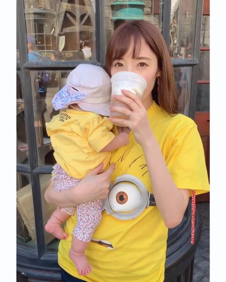 小林真由のインスタグラム：「⋆﻿ ⋆﻿ ユニバといえば！﻿ バタービール🍺♥️﻿ 考えてみたらビールって一口も飲んだことない、﻿飲まず嫌い😯笑﻿ ﻿ ﻿ #losangels #la #travel  #coodinate #universalstudios #universalstudiohollywood #minion #minions #harrypotter  #ユニバーサルスタジオ #ユニバ  #ユニバーサルスタジオハリウッド  #ロサンゼルス #ロス #旅行 #子連れ旅行 #ファッション #コーディネート #コーデ #ママコーデ #リンクコーデ #ハリーポッター #バタービール  #ノンアルコール #ミニオン #ミニオンコーデ  #おきまりの🍻」