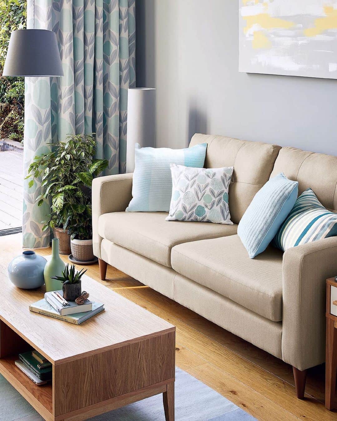 ローラアシュレイのインスタグラム：「From the must-have 'Serena' prints to smart fuss-free furniture in a stunning oak finish; expect splashes of sunshine hues, fresh aqua and grey touches from our contemporary #Editions range」