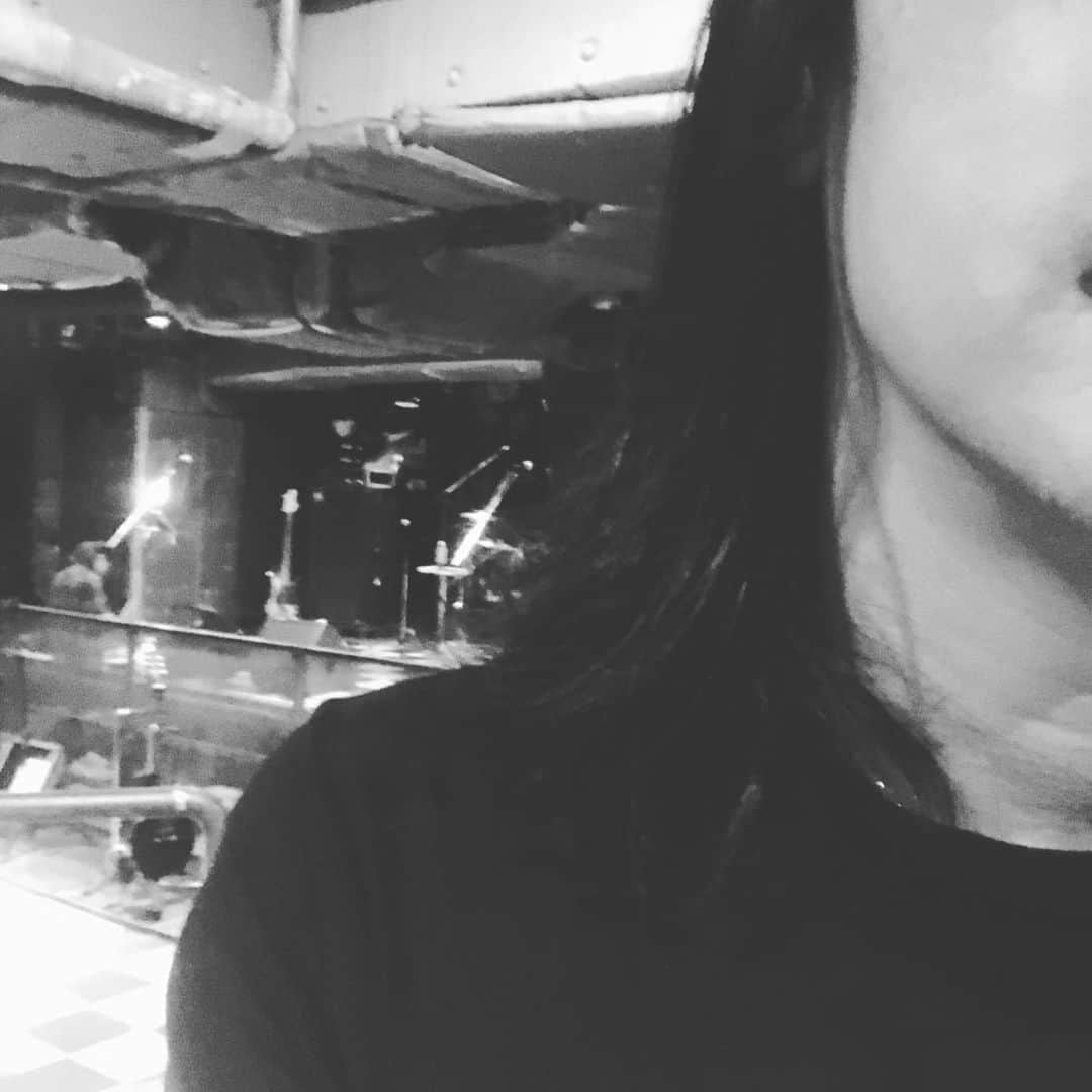 人時のインスタグラム：「本日はCASCADEさんで新宿ロフトです。気持ちよく弾けますよーに♫」