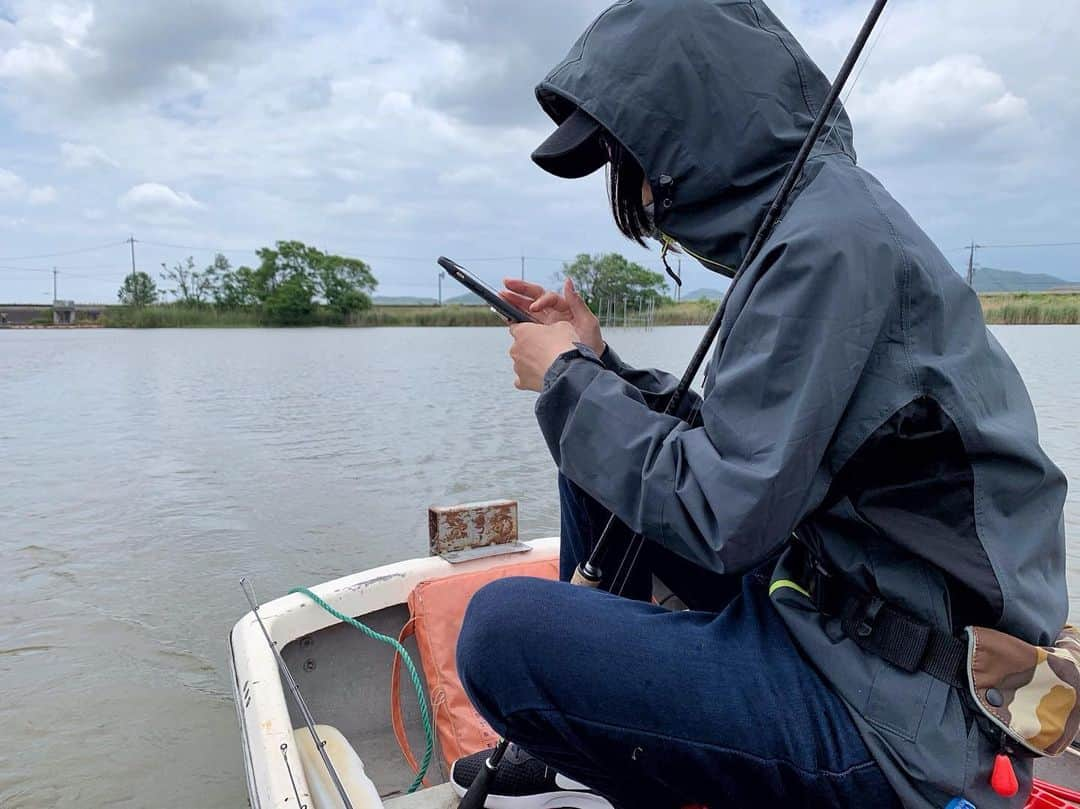 石川文菜さんのインスタグラム写真 - (石川文菜Instagram)「‪. . . 5月19日は伊庭内湖🎣 . . 現在、全米での認知度がグイグイ上がっている!?コアングラーさんが滋賀にお越しということで、伊庭内湖へ🎣🚣‍♀️‬ . . ‪初めて来ましたが、雰囲気が新利根っぽい！‬ . . ‪今回、打ったり巻いたりの方がいいということで、今シーズンの一人H-1GPXを開催😎🎉 . . 念願のテキサスで2本GET🏋️‍♂️✨‬ ‪実に嬉しかった😍‬ ‪2匹ともファイボス3.8"のグリパンゴビー＆JKタングステン バレットシンカー3.5gのセッティングでした🎣‬ . . 1匹目…36.5cm/910g 2匹目…26cm/345g . . 釣れた魚はサイズに関わらずみんなよく走り、別の魚がかかった!?と勘違いしてしまうほど🤣 . . 関東っぽさがあって気に入った🥳 . . . #pic #photo #fishing #fishinglife #bassfishing #bass #jackall #ファイボス #滋賀 #伊庭内湖 #bunの一人h1gpx #オン眉 #ボブ」5月19日 17時21分 - bun0404