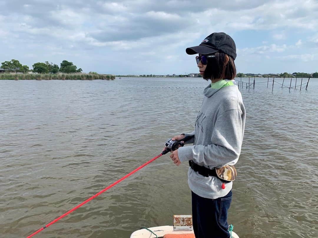 石川文菜さんのインスタグラム写真 - (石川文菜Instagram)「‪. . . 5月19日は伊庭内湖🎣 . . 現在、全米での認知度がグイグイ上がっている!?コアングラーさんが滋賀にお越しということで、伊庭内湖へ🎣🚣‍♀️‬ . . ‪初めて来ましたが、雰囲気が新利根っぽい！‬ . . ‪今回、打ったり巻いたりの方がいいということで、今シーズンの一人H-1GPXを開催😎🎉 . . 念願のテキサスで2本GET🏋️‍♂️✨‬ ‪実に嬉しかった😍‬ ‪2匹ともファイボス3.8"のグリパンゴビー＆JKタングステン バレットシンカー3.5gのセッティングでした🎣‬ . . 1匹目…36.5cm/910g 2匹目…26cm/345g . . 釣れた魚はサイズに関わらずみんなよく走り、別の魚がかかった!?と勘違いしてしまうほど🤣 . . 関東っぽさがあって気に入った🥳 . . . #pic #photo #fishing #fishinglife #bassfishing #bass #jackall #ファイボス #滋賀 #伊庭内湖 #bunの一人h1gpx #オン眉 #ボブ」5月19日 17時21分 - bun0404