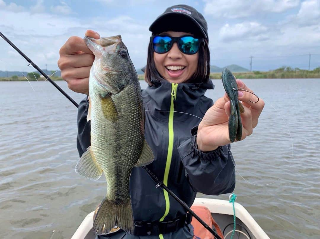 石川文菜さんのインスタグラム写真 - (石川文菜Instagram)「‪. . . 5月19日は伊庭内湖🎣 . . 現在、全米での認知度がグイグイ上がっている!?コアングラーさんが滋賀にお越しということで、伊庭内湖へ🎣🚣‍♀️‬ . . ‪初めて来ましたが、雰囲気が新利根っぽい！‬ . . ‪今回、打ったり巻いたりの方がいいということで、今シーズンの一人H-1GPXを開催😎🎉 . . 念願のテキサスで2本GET🏋️‍♂️✨‬ ‪実に嬉しかった😍‬ ‪2匹ともファイボス3.8"のグリパンゴビー＆JKタングステン バレットシンカー3.5gのセッティングでした🎣‬ . . 1匹目…36.5cm/910g 2匹目…26cm/345g . . 釣れた魚はサイズに関わらずみんなよく走り、別の魚がかかった!?と勘違いしてしまうほど🤣 . . 関東っぽさがあって気に入った🥳 . . . #pic #photo #fishing #fishinglife #bassfishing #bass #jackall #ファイボス #滋賀 #伊庭内湖 #bunの一人h1gpx #オン眉 #ボブ」5月19日 17時21分 - bun0404