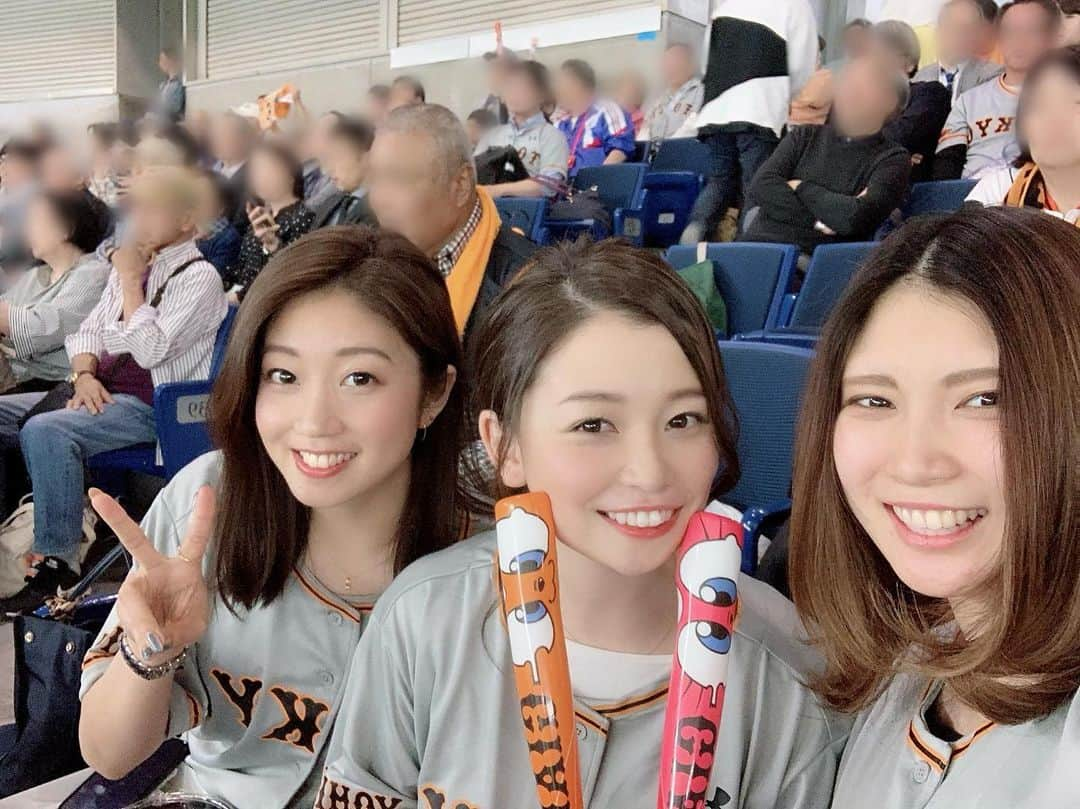 陽菜えみるさんのインスタグラム写真 - (陽菜えみるInstagram)「. 巨人爆発デー⚾️🔥🔥🔥 この日は23安打19打点 ヤクルト相手に 嵐の夜でした〜🐰‼️‼️ . ヤクルトも7打点けして 少なくはなかったですが... この日の巨人は 止まりませんでした🤣👍✨✨ 観ていてみんなで 『また⁉️と笑っちゃう嬉しい嘆き』 今季ジャイアンツの勢いが 物語った試合になりました😊👏 . そしてその中でもやっぱり 嬉しかったのが田中俊太選手の グランドスラム😂🙌🌈✨✨ 本当におめでとうございます㊗️ . 社会人あがりの1年目は しっかり爪痕を残し さらに期待が高まる今季2年目... わたしが昨季1番 インタビューをさせてもらった 思い入れがある選手の1人😌🎤⭐️ . インタビューは簡潔で 言葉数が多い選手ではありませんが 内に秘めたものは凄く熱く そのメラメラは打席や走塁にも あらわれています🔥🔥🔥 いまのジャイアンツに 必要な存在であることは 間違いない‼️‼️‼️ さらなる活躍が楽しみです‼️‼️‼️ . . #プロ野球 #野球観戦 #野球好き #野球好きな人と繋がりたい #無類の野球好き #野球女子 #陽菜えみる #巨人 #読売巨人軍 #ジャイアンツ #ジャイアンツ女子 #g女 #巨人ファンと繋がりたい #打線爆発 #田中俊太 #グランドスラム #満塁ホームラン #岡本和真 選手 #亀井善行 選手 #ホームラン #ヤクルトスワローズ #ヤクルト #スワローズ #ヤクルトファン #ヤクルトレディー #つばめ女子 #西浦直亨 選手 #渡邊大樹 選手 #山田哲人 選手」5月19日 17時25分 - emiru_haruna