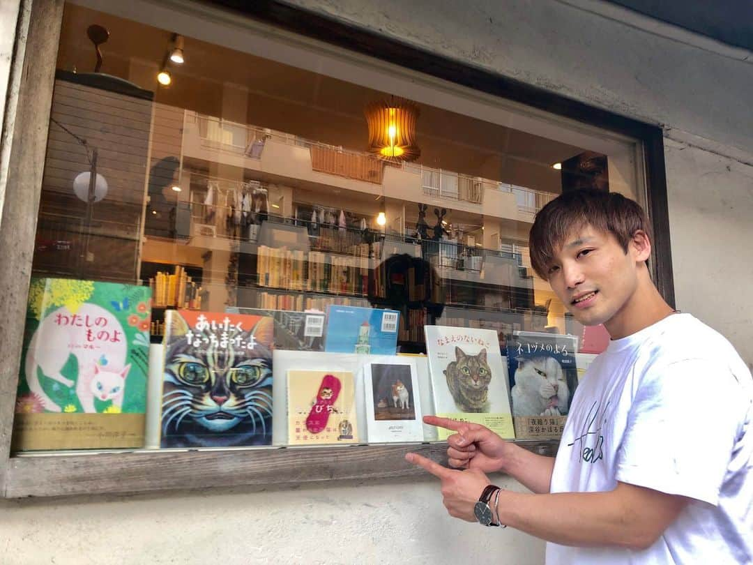 斎藤洸さんのインスタグラム写真 - (斎藤洸Instagram)「町田尚子さん @shirakipippi の個展 「なまえのないねこ」 先程行ってきました！！念願の！！ 会場は「URESICA」 ステキな空間でした！ 先生にも久しぶりにお会い出来た〜〜🙌 先生チャーミングで面白すぎwww 2階ギャラリー、めっっっっっちゃくちゃ良くて。 あの絵本の原画見られるって、やっぱり凄い事だなぁ。僕、「なまえのないねこ」の主人公の猫にどうしてか感情移入しちゃうっていうか、琴線に触れるんですよね。いろんな境遇の猫達を見てきて、何かが重なるのかなぁ。 原画を見れた事は一生の思い出だなぁ。先生、忙しいのにありがとうございました🙏 最後にわさびちゃんの本にサイン書かせてもらっちゃいましたw 楽しかったぁぁ。。。 ﻿#町田尚子 #なまえのないねこ #小峰書店 #絵本 #猫 #cat #ギャラリー #白木 #URESICA」5月19日 17時25分 - snare_saitou