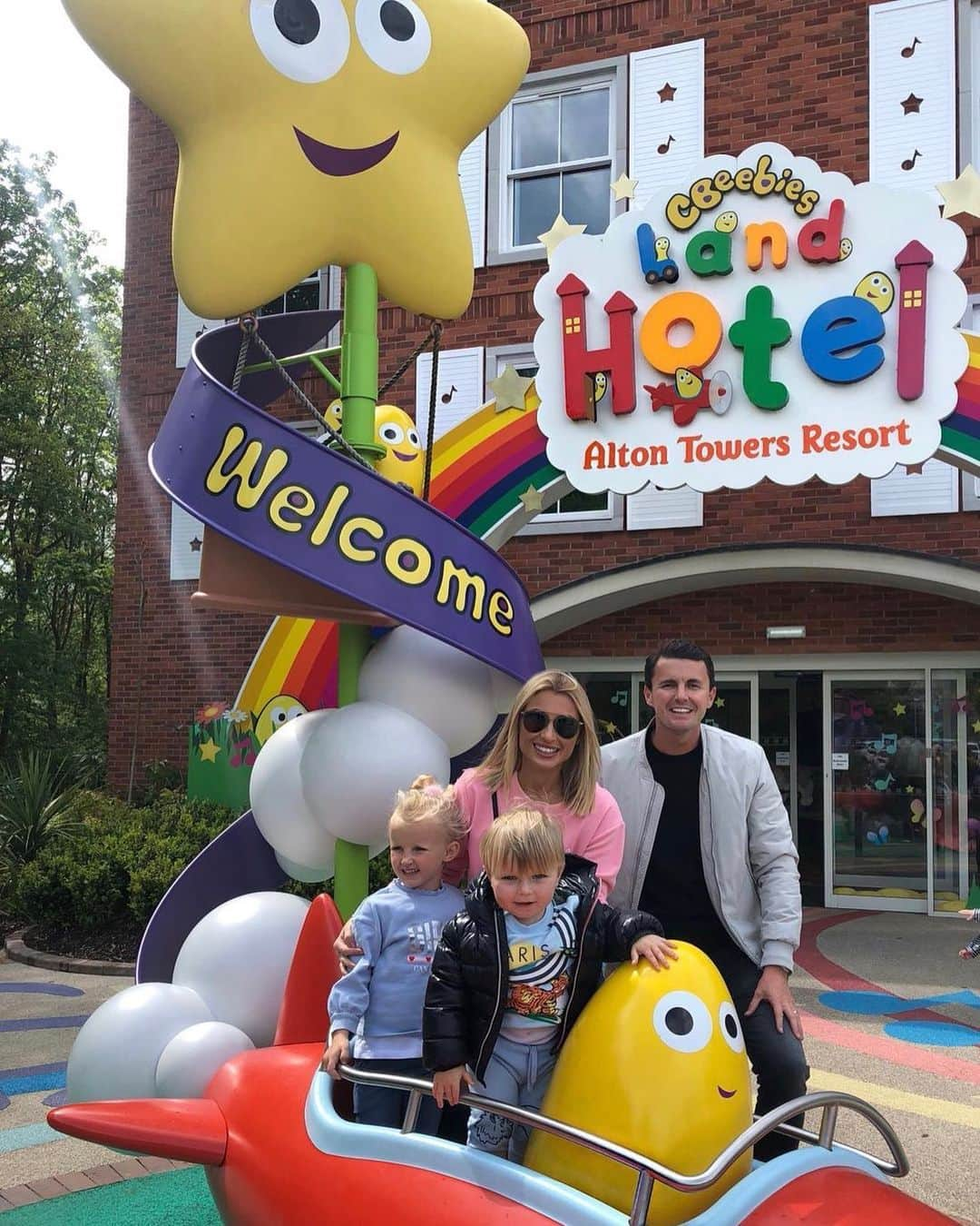 ビリー・フェアーズさんのインスタグラム写真 - (ビリー・フェアーズInstagram)「Competition alert! We had the best time at Alton Towers last weekend and now it’s your chance to win an exclusive VIP weekend courtesy of Carex! This includes a stay at CBeebies Land Hotel for four people, including theme park tickets, priority ride passes for CBeebies Land and tickets for the new Teletubbies show. To enter, head to @carexuk on Instagram or the Carex UK Facebook page and comment on the competition post... good luck! #CarexDaysOut #ad」5月19日 17時29分 - billieshepherdofficial