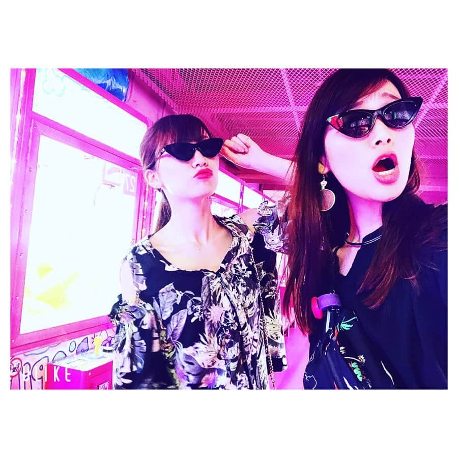 愛聖りささんのインスタグラム写真 - (愛聖りさInstagram)「. wassup taipei i call in🕶 . #思い出の地 #台湾 へ✈︎✈︎✈︎ 今回の旅のテーマは #オトナの女子旅 👄❤️ だったはず………🤔🤔🤔 . #サングラスがふざけてる #台湾でもゲーセン #ハワイでもゲーセン #どこが大人じゃ . #台北 #台湾旅行 #旅行 #台湾シャンプー #マッサージ #旅遊 #taiwan #taipei #trip #instatravel #instagood #instafashion #followme」5月19日 17時32分 - risa_aise