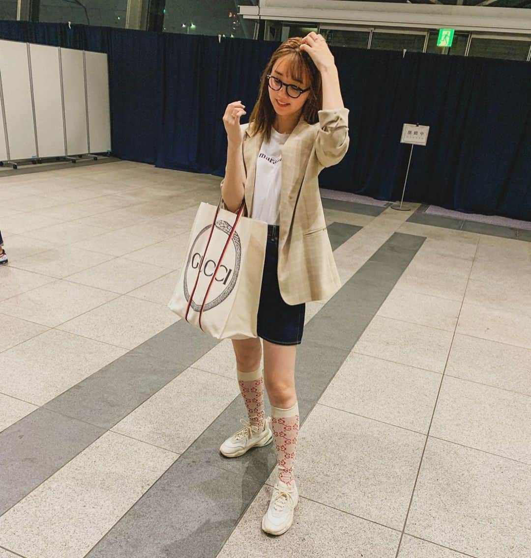 江野沢愛美さんのインスタグラム写真 - (江野沢愛美Instagram)「やんちゃな学生がテーマの私服☺︎☺︎ GUのスカートはこの間1490円で買えたお気に入り！笑  わたしの中でノンウォッシュのデニムミニは一個持っとくと春夏は便利なアイテムな気がする📸 Tシャツとジャケットは前に買い付けしたもの。 photo by @honoka_yahagi」5月19日 17時33分 - enosawa_manami