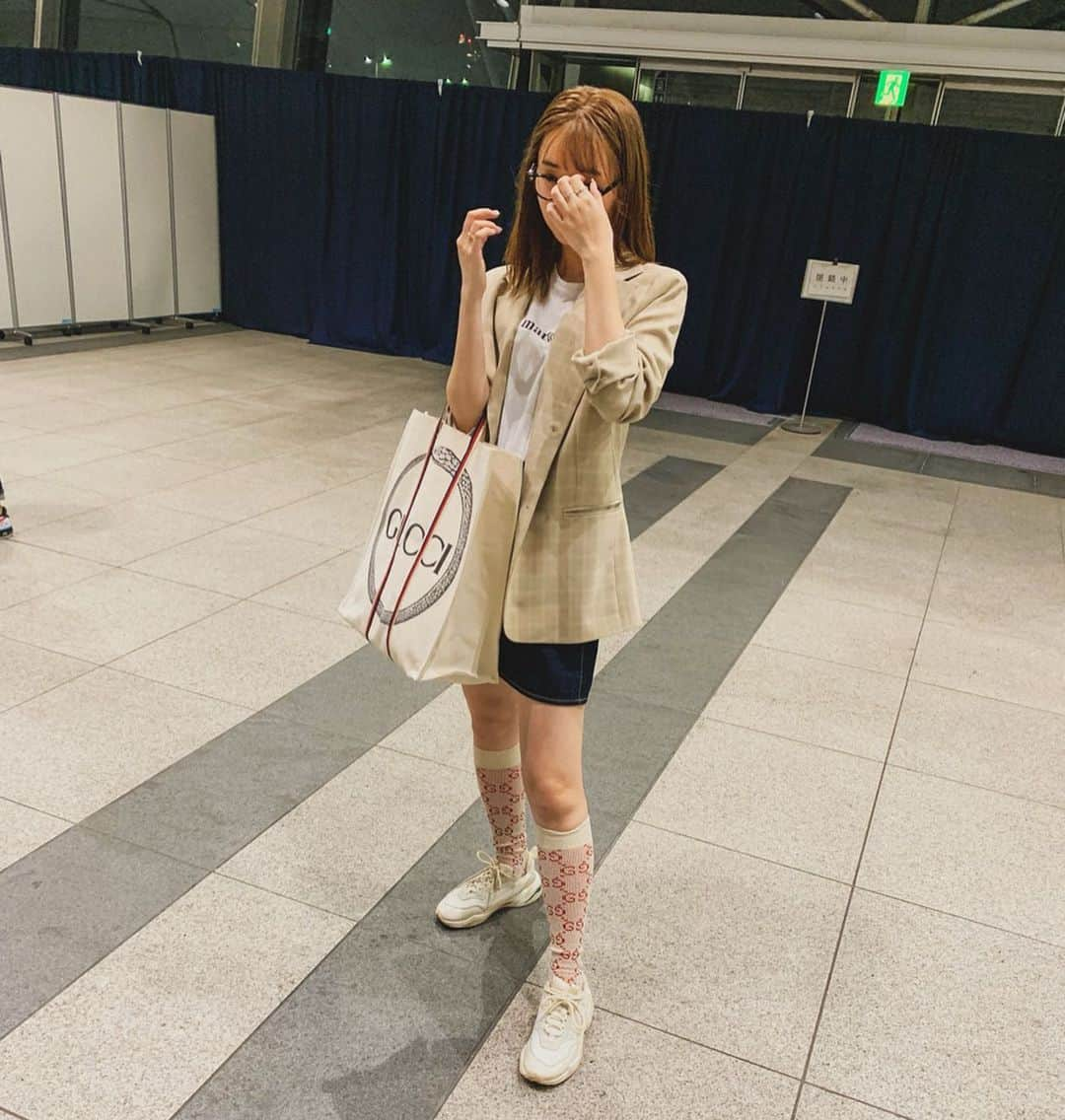 江野沢愛美さんのインスタグラム写真 - (江野沢愛美Instagram)「やんちゃな学生がテーマの私服☺︎☺︎ GUのスカートはこの間1490円で買えたお気に入り！笑  わたしの中でノンウォッシュのデニムミニは一個持っとくと春夏は便利なアイテムな気がする📸 Tシャツとジャケットは前に買い付けしたもの。 photo by @honoka_yahagi」5月19日 17時33分 - enosawa_manami