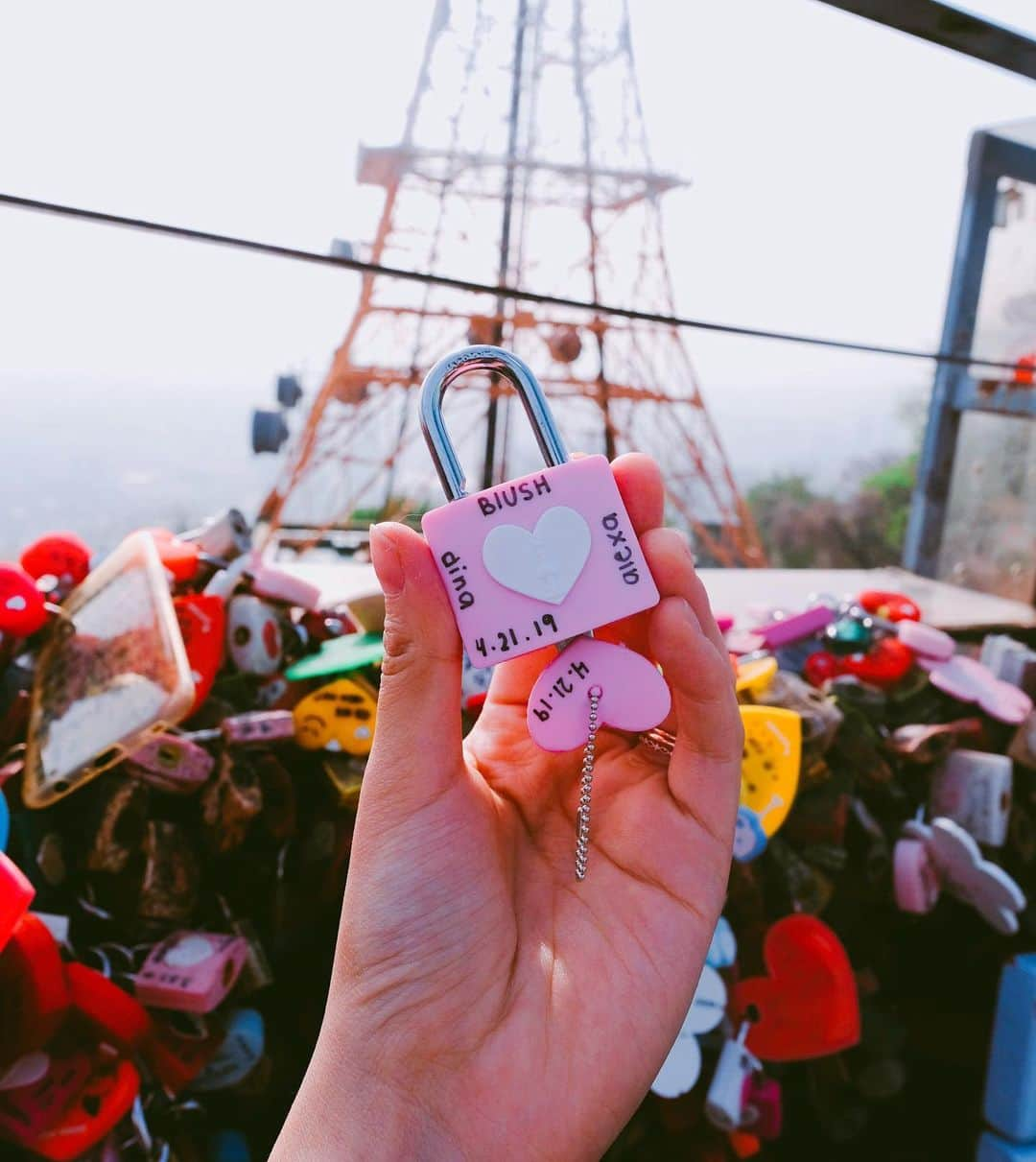 Alexa Ilacadさんのインスタグラム写真 - (Alexa IlacadInstagram)「Saranghae! 😍 Locked my "padlock of love" at the iconic NSEOUL Tower in Korea to symbolize my everlasting love. 🤗 I hope i'll still be able to find it when I return! 💓 thank you for making our visit hassle free, @aerialtravelandtours08!」5月19日 17時38分 - alexailacad