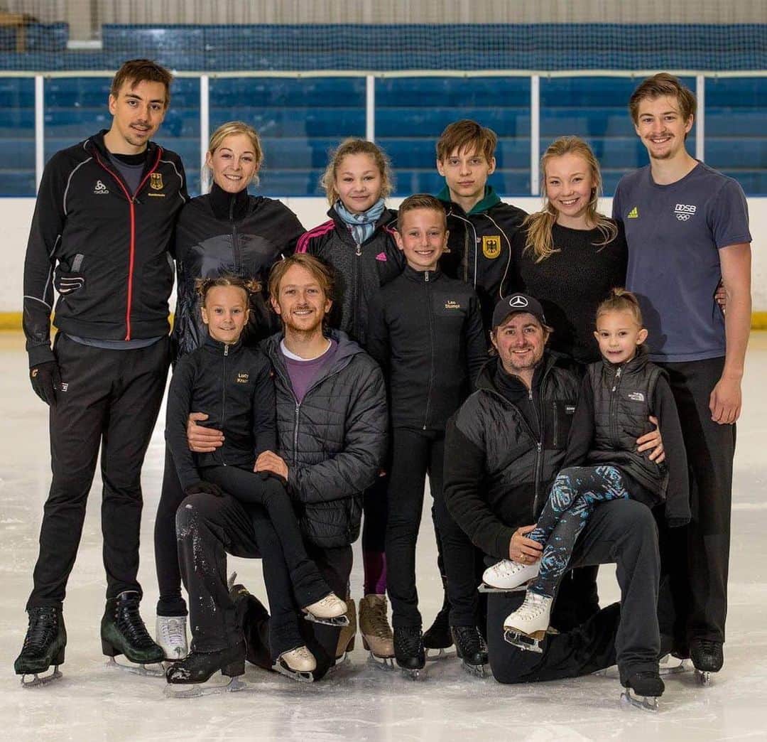 ステファノ・カルーゾのインスタグラム：「Charlotte, thanks for this 2 weeks!! Always awesome sauce to spend time with my friend @gatesmathew in @xicenter / Time to head back home —> Berlin 🇩🇪⛸🔥 #icedance #eistanz #figureskating #work #coach #teamwork #icedanceberlin #lifeisbeautiful #happydays #happylife #ciaobelli」