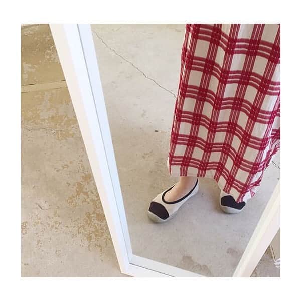 コレジアンのインスタグラム：「Wherever you’re headed, take a pair of Collégien ballet-flats with you! They’re super easy to bring via purse or briefcase, so you can look good and be comfy, wherever, whenever! Travelling by plane, train or car? Our ballet-flats are just perfect when it comes to style and comfort! 👌🌟 .  Discover our collections online and shop your favourite pair for your summer getaways! ☀️😀 . 🇫🇷 Peu importe où vous allez, prenez avec vous le confort Collégien ! Tous les avantages d’un chausson, et le style chic et sobre de la ballerine ! Absolument indispensable, sa praticité est indéniable, la ballerine se glisse partout, très facilement ! Très confortable, c’est indéniable, mais surtout elle est interchangeable, plusieurs couleurs, des unies ou rayés, laissez-vous tenter et vous ne pourrez plus vous en passer ! 👌🌟 . Nos ballerines sont disponibles sur notre site, découvrez sans plus attendre nos collections ! ☀️😃 . . Picture @jucybebe 😘 . #collegien #collegien_officiel #newin #shoesaddict #shoestagram #ballerina #shoesoftheday #instamum #balletflats #jマダムのおしゃれ#大人カジュアル #casualstyle #instafashion #springshoes #flatshoe #balletlovers #balletslippers」