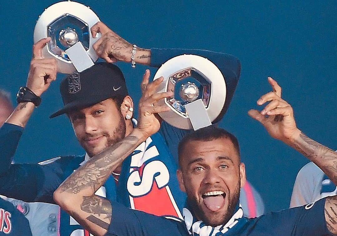 ネイマールさんのインスタグラム写真 - (ネイマールInstagram)「Quando você seu amigo faz pose pra foto e você tenta imitar 🤣😂 @danialves」5月20日 4時31分 - neymarjr