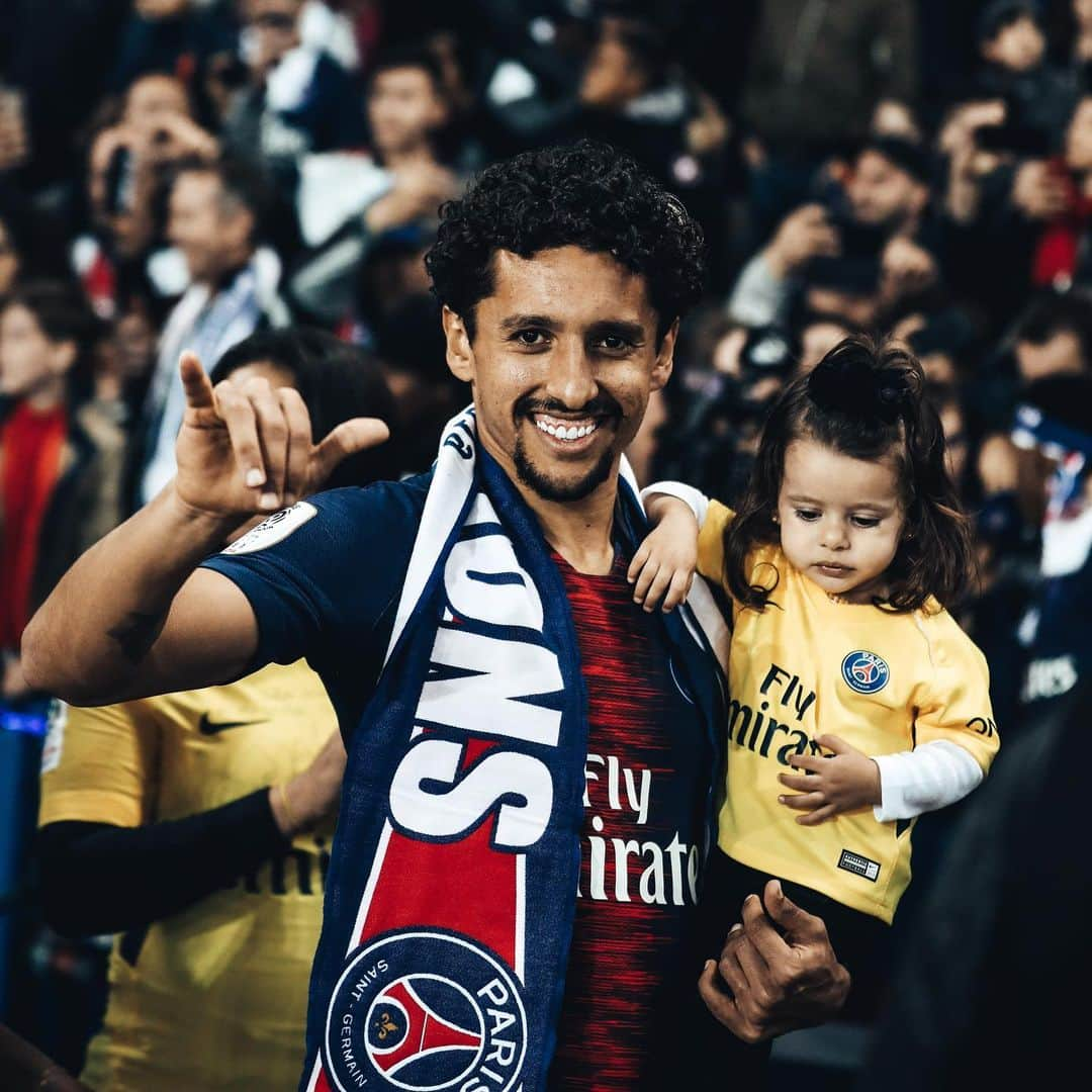 リーグ・アンさんのインスタグラム写真 - (リーグ・アンInstagram)「Les plus belles images des célébrations du 8e titre de champion de France du @psg 😎 ▪️ 📸 @ahtlaqdmm & @yabml ▪️ #ligue1conforama #psg #neymar #parissaintgermain #neymarjr #mbappe」5月20日 3時05分 - ligue1ubereats