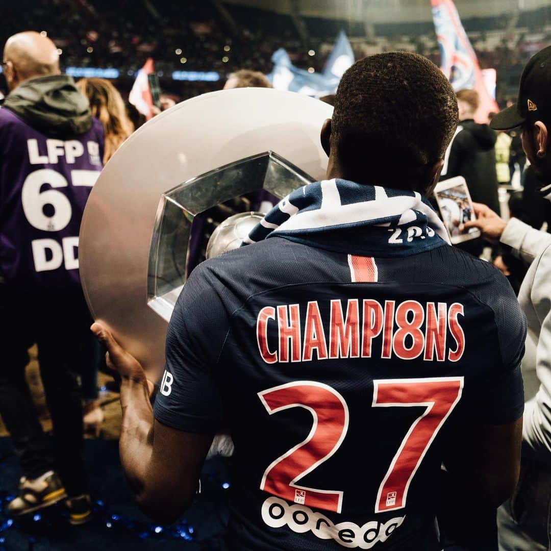 リーグ・アンさんのインスタグラム写真 - (リーグ・アンInstagram)「Les plus belles images des célébrations du 8e titre de champion de France du @psg 😎 ▪️ 📸 @ahtlaqdmm & @yabml ▪️ #ligue1conforama #psg #neymar #parissaintgermain #neymarjr #mbappe」5月20日 3時05分 - ligue1ubereats