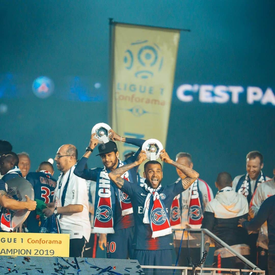 リーグ・アンさんのインスタグラム写真 - (リーグ・アンInstagram)「Les plus belles images des célébrations du 8e titre de champion de France du @psg 😎 ▪️ 📸 @ahtlaqdmm & @yabml ▪️ #ligue1conforama #psg #neymar #parissaintgermain #neymarjr #mbappe」5月20日 3時05分 - ligue1ubereats