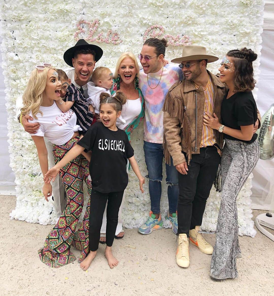 ルーシー・メックレンバーグさんのインスタグラム写真 - (ルーシー・メックレンバーグInstagram)「Love this crazy lot!!! well done @carolinethomas23 for throwing the most adorable magical 1st bday party for Elsie-rose 🌹💝 #Elsiechella」5月20日 3時05分 - lucymeck1