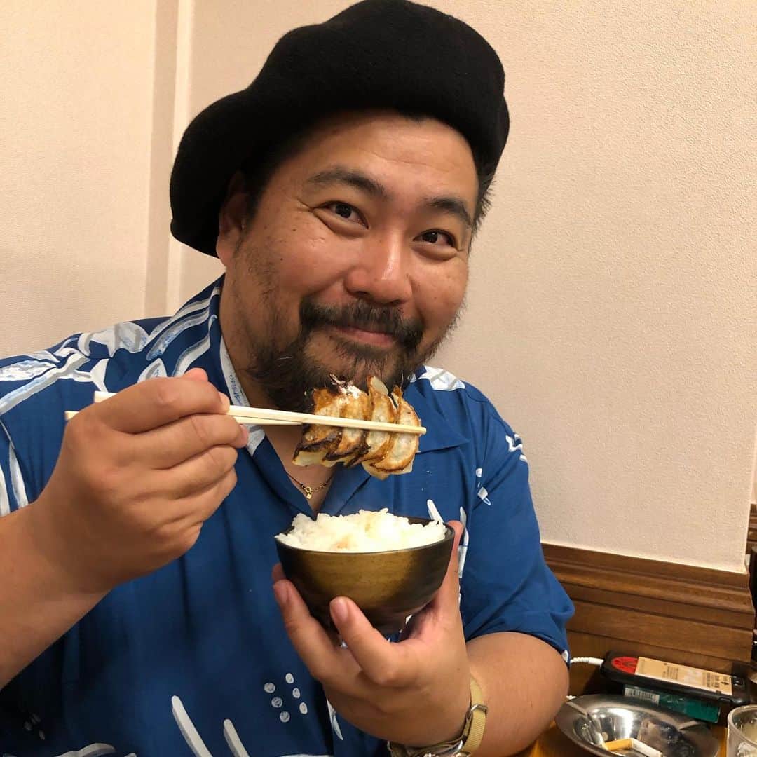 シーサーさんのインスタグラム写真 - (シーサーInstagram)「・ マイメン トモ君 餃子4個大人食い。 とても嬉しそう◎ 博多パーティーナイトは続くよ！ ナイスサンデー！ ピス！」5月20日 3時03分 - __seasir__