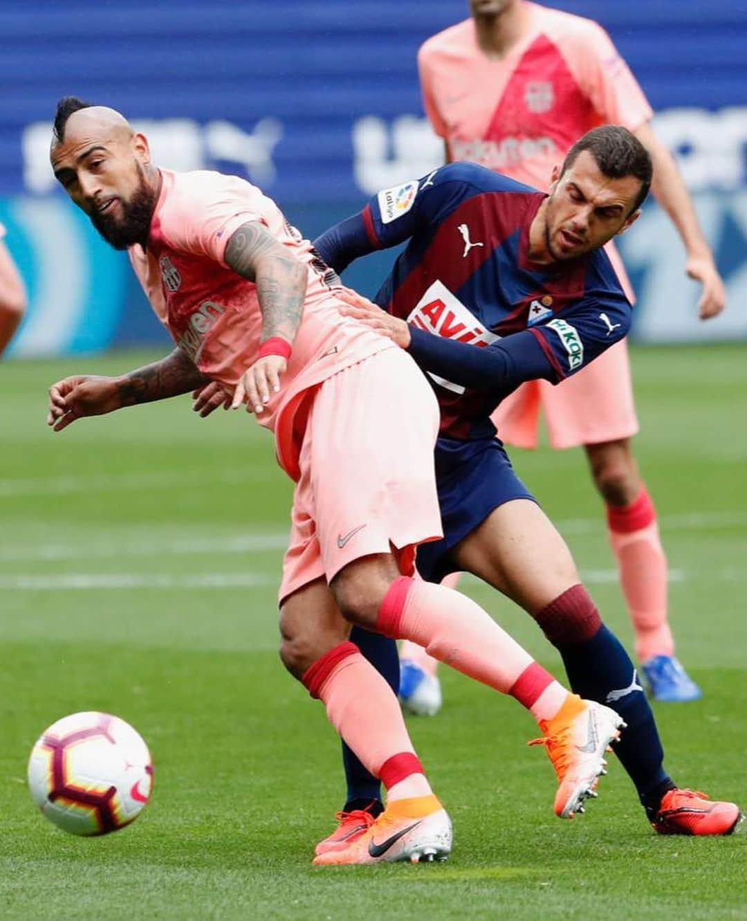 アルトゥーロ・ビダルさんのインスタグラム写真 - (アルトゥーロ・ビダルInstagram)「Hermano siempre juntos @fabianorellanaoficial ❤️❤️ @fcbarcelona 🔵🔴 💪🏽💪🏽💪🏽」5月20日 3時04分 - kingarturo23oficial