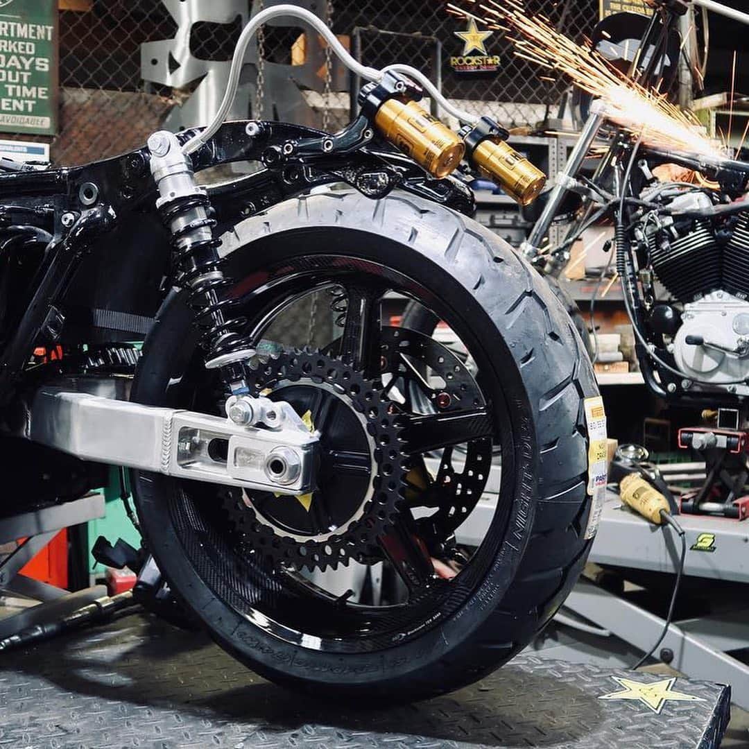 Harley-Davidsonさんのインスタグラム写真 - (Harley-DavidsonInstagram)「These builders are burning the midnight oil to get their #BF11 #HarleyDavidson builds finished in time for @BornFreeShow. Give them a follow to see if they’ll get done in time: 👉 @SanDiegoCustoms 👉 @AlloyArtUSA 👉 @KrausMoto 👉 @SMCo 👉 @HorsepowerInc 👉 @TheSpeedMerchant  #BornFreeShow #FreedomMachine #MilwaukeeEight」5月20日 3時06分 - harleydavidson