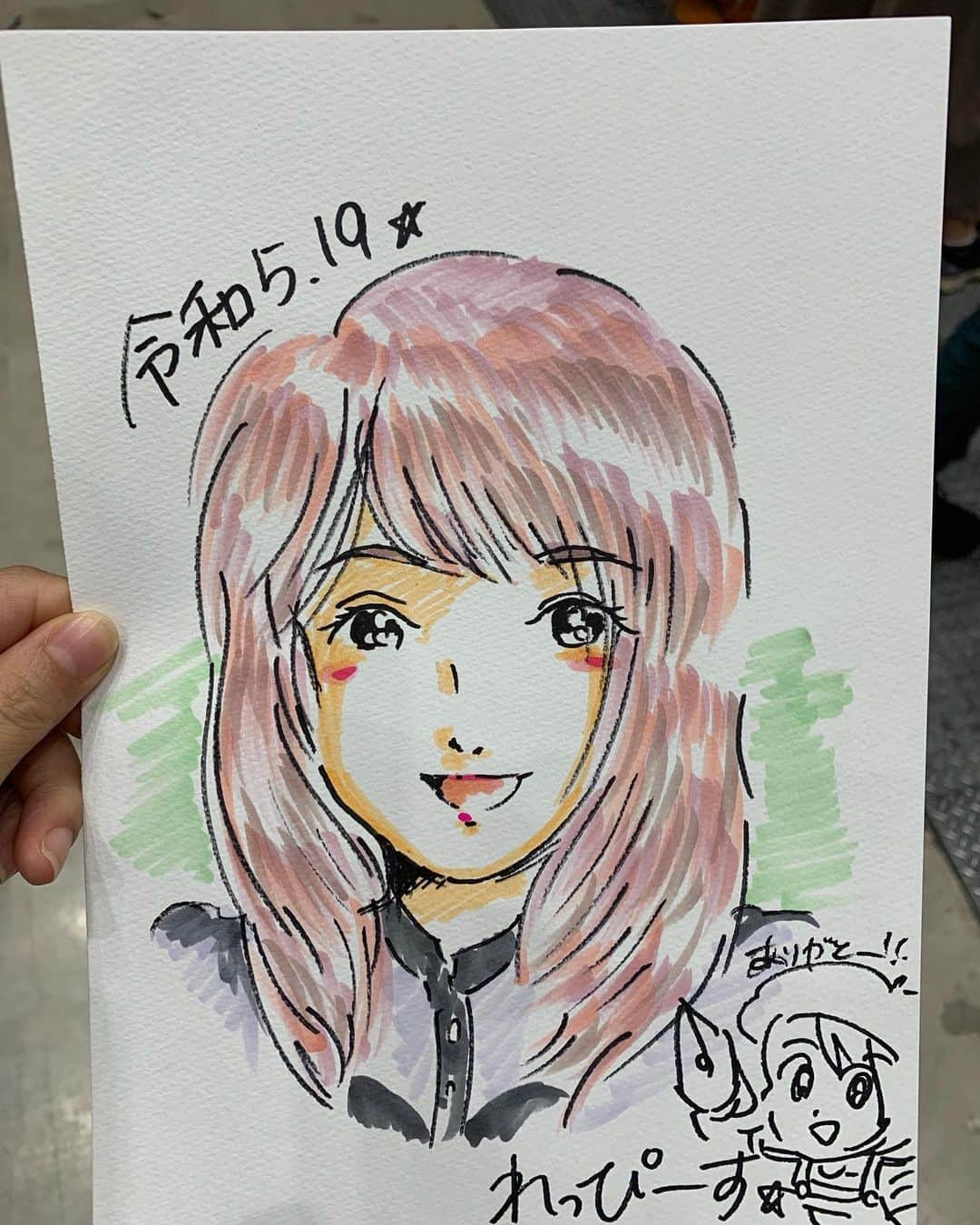 新村あかりのインスタグラム：「デザフェスにて❤︎ れっぴーに似顔絵描いてもらいました！ めっちゃ可愛い…ありがとう😭 ジ◯リタッチで超好き！！」