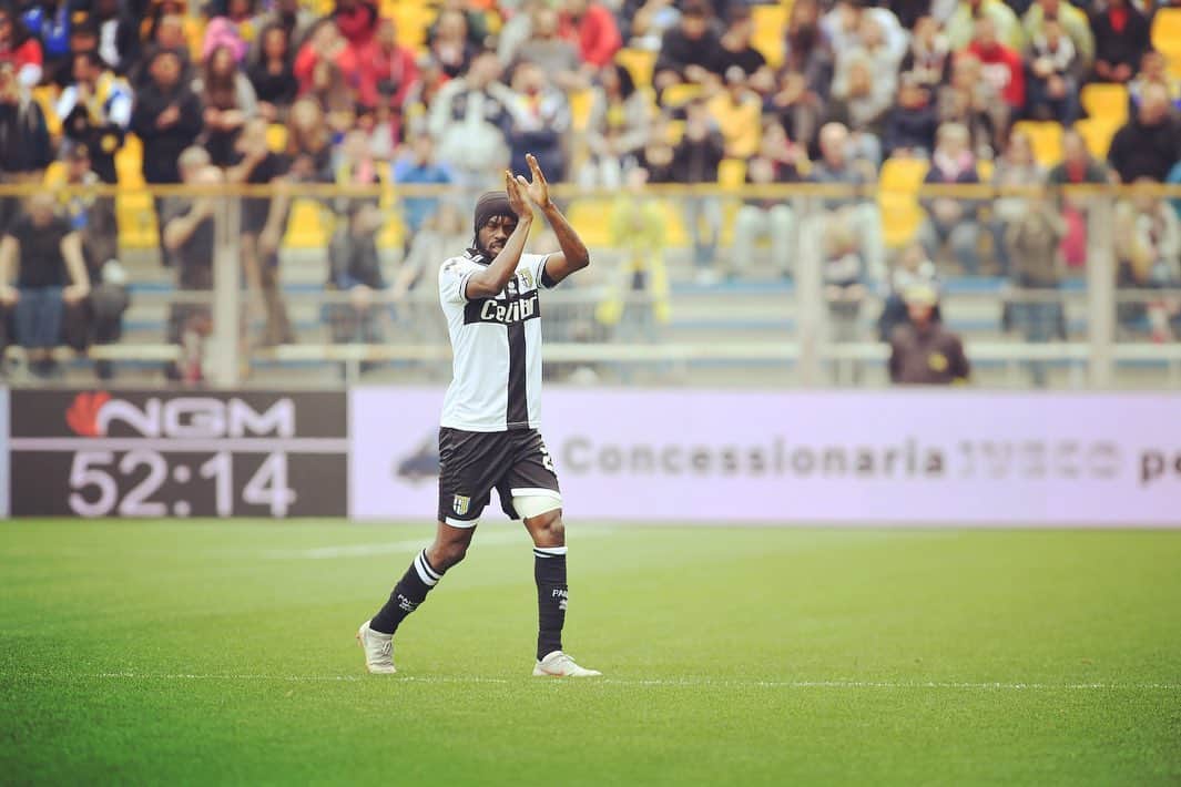 ジェルヴィーニョのインスタグラム：「It’s done ✅  Obbiettivo centrato Congratulazioni a tutta la squadra  A tutto lo staff E ai nostri splendidi tifosi Forza Parma 💛💙 ______________________________________________  @seriea @parmacalcio1913 @dramane225 @calabriapino  __________________________________________________ #seria #parma #100 #gameday #italia #happyday」