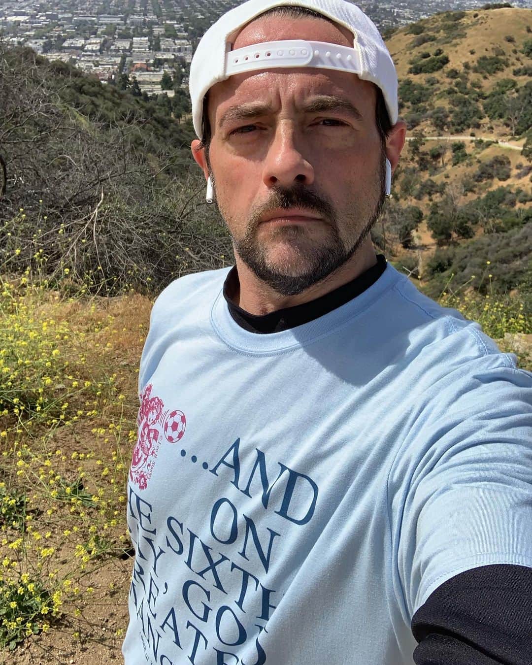 ケヴィン・スミスのインスタグラム：「Wrapped my busted heart in a #manchester t-shirt and hiked my @ww Ambassador ass up @runyoncanyon yesterday. It’s important to teach an old dog new tricks - and this puppy is past his prime. In 3 months I’ll be 49 - yet oddly enough, I’m in the best shape of my adult life. Just when I was certain my tale was already told, life changed for me. So I took the hint and changed my life. When you think your story’s been written and done, always try to do one more draft. You may just be more creative than you believed. #KevinSmith #wwambassador #hearthealth #runyoncanyon #manchester」